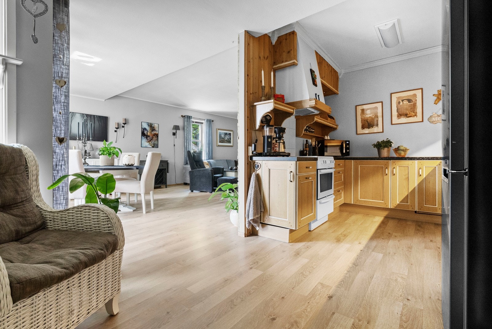 Stue og kjøkken i delvis åpen løsning Galleribilde