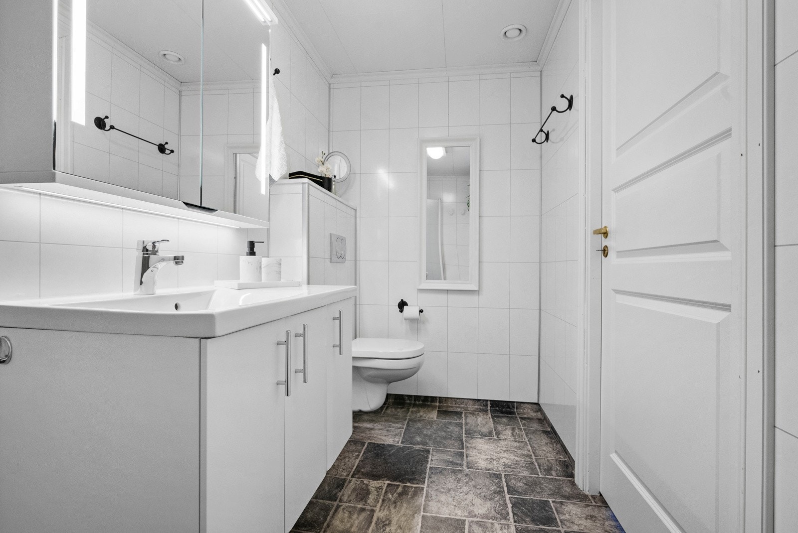 Badet med tidløse overflater og innredning Galleribilde