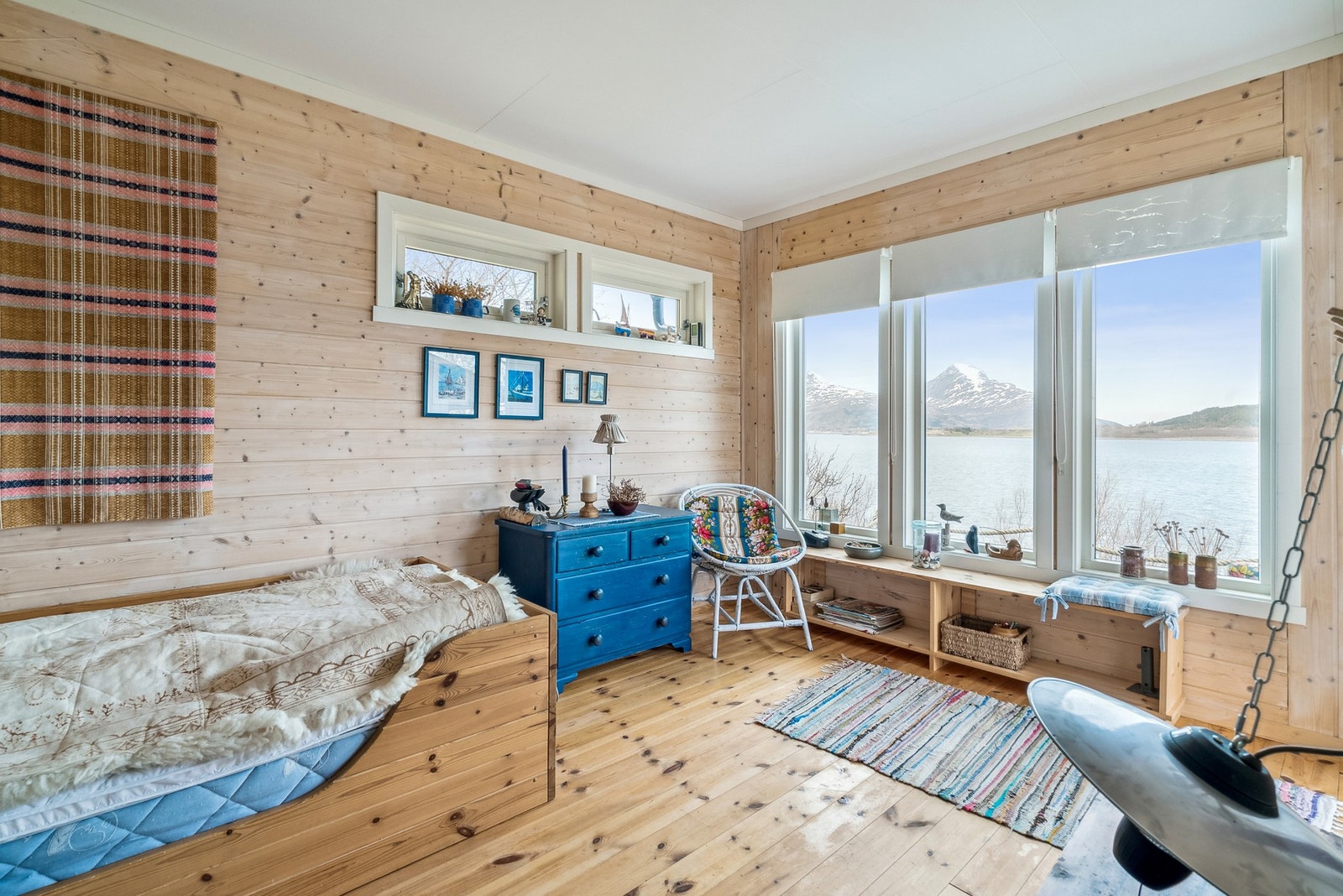 Annekset er romslig med både sitte og soveplasser Galleribilde