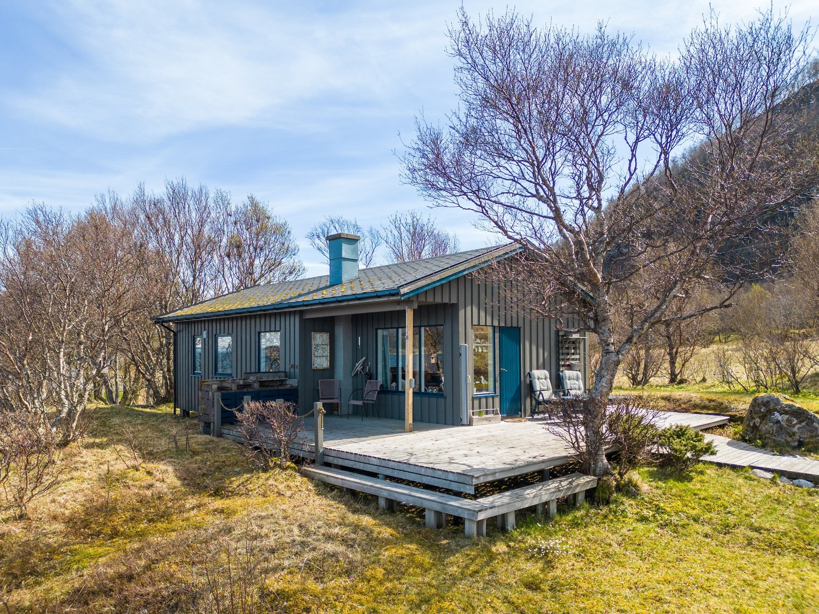 Stor solrik terrasse rundt store deler av hytta Galleribilde