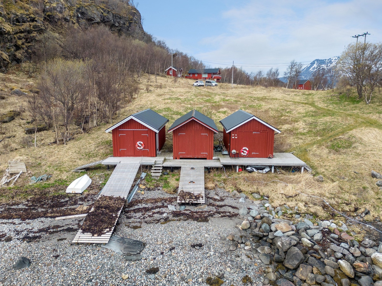 Naustet i midten er det som følger med Galleribilde