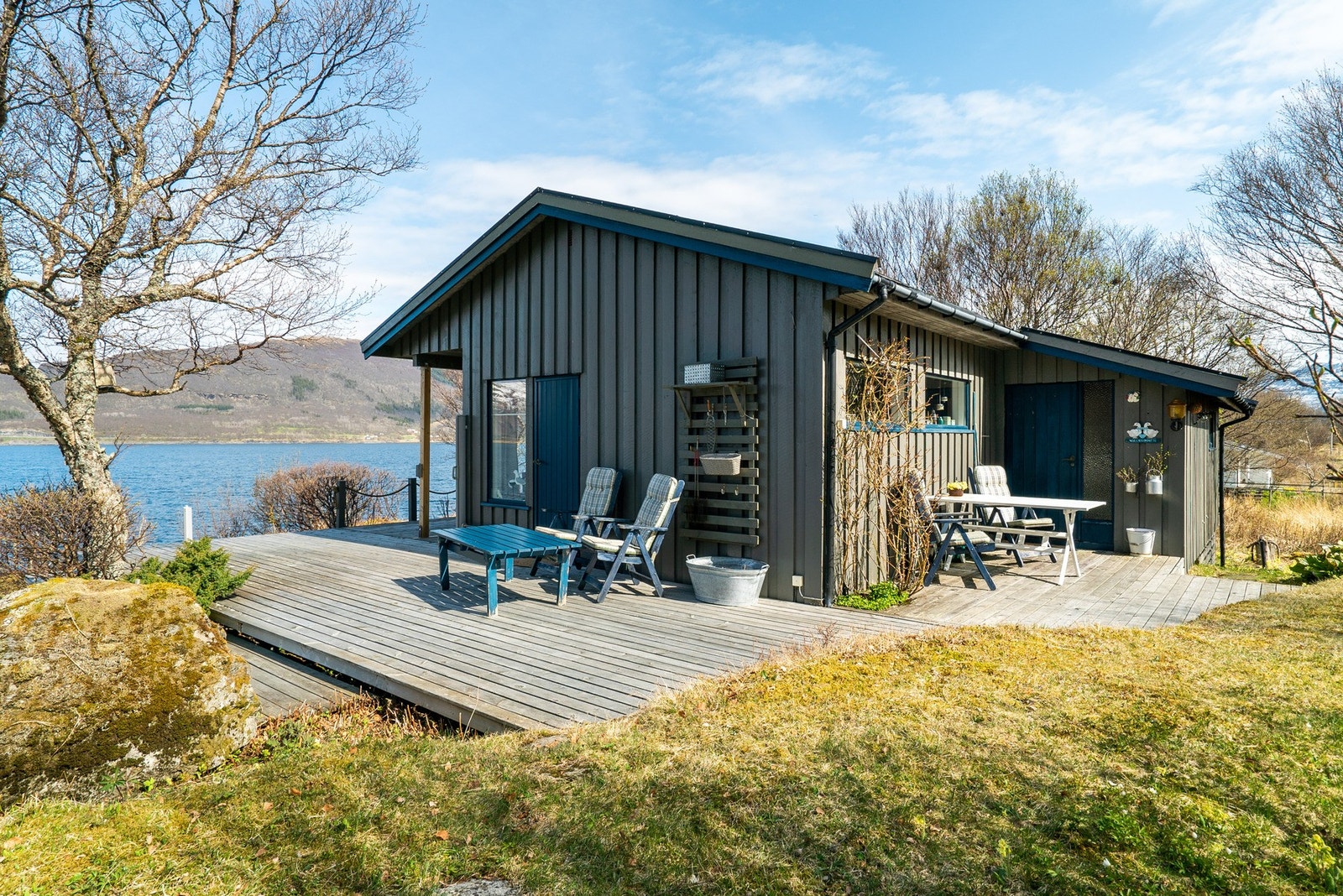 Fritidsbolig med anneks og naust på sjelden fin utsiktstomt. 3 soverom. Lang solgang. Galleribilde