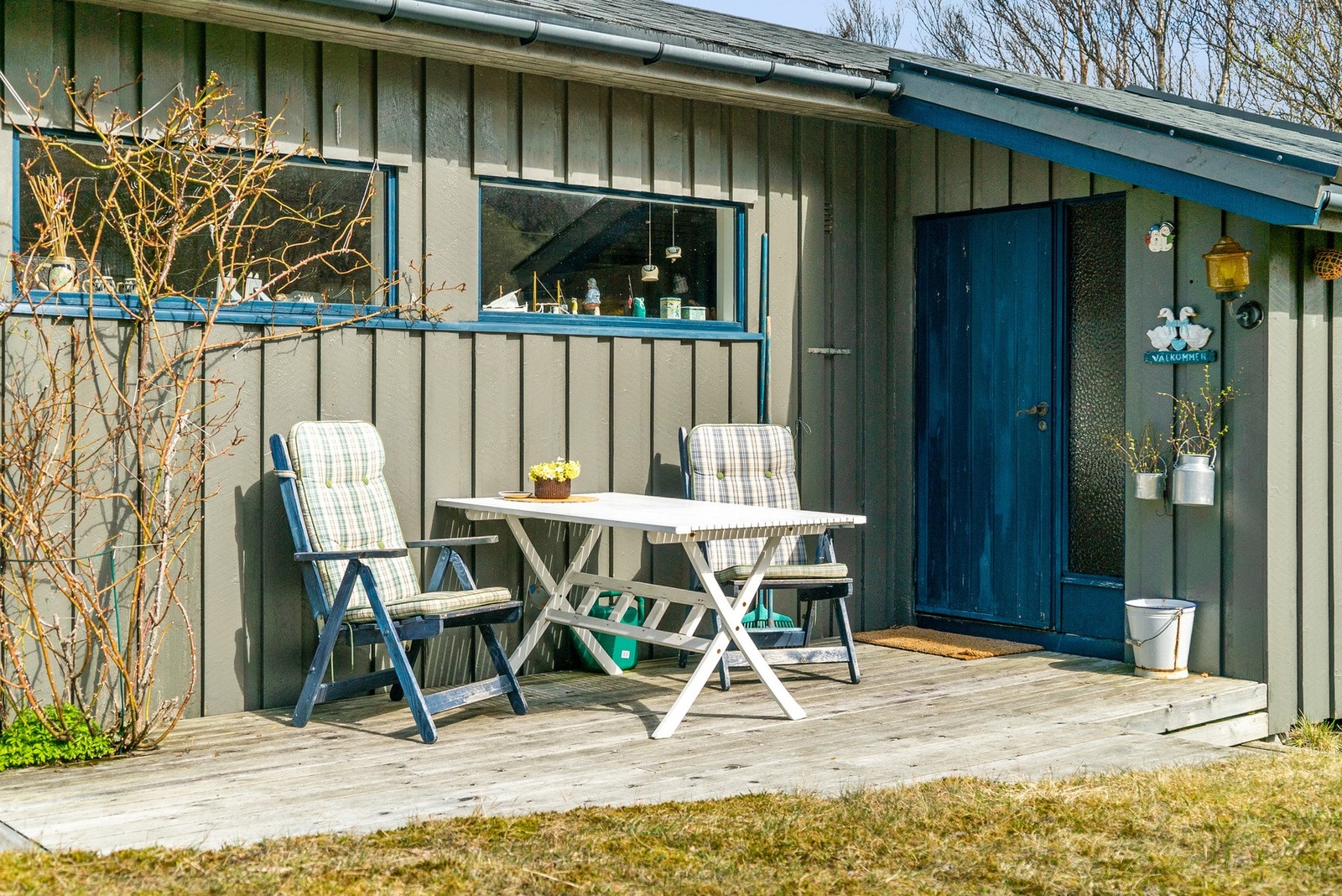 Lun sitteplass ved inngangen hvor man har formiddags solen Galleribilde