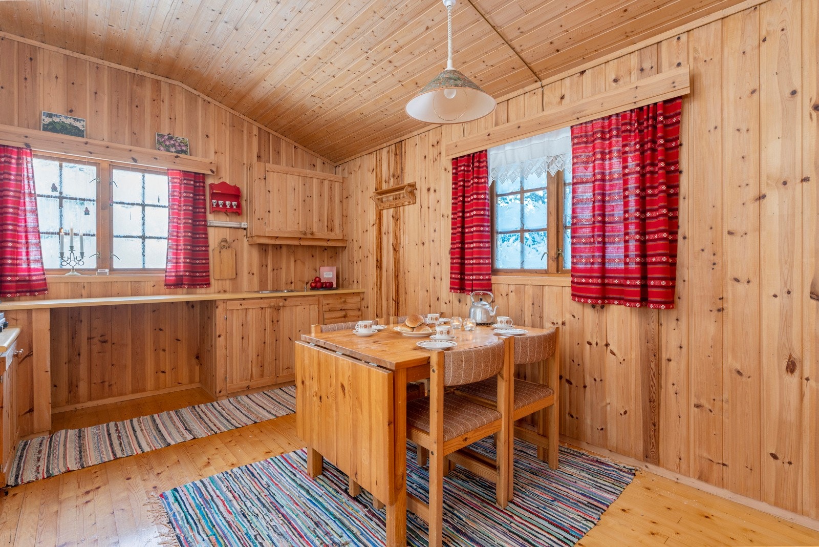 Kjøkken hvor det fint er plass til et spisebord hvor hele familien kan samles Galleribilde