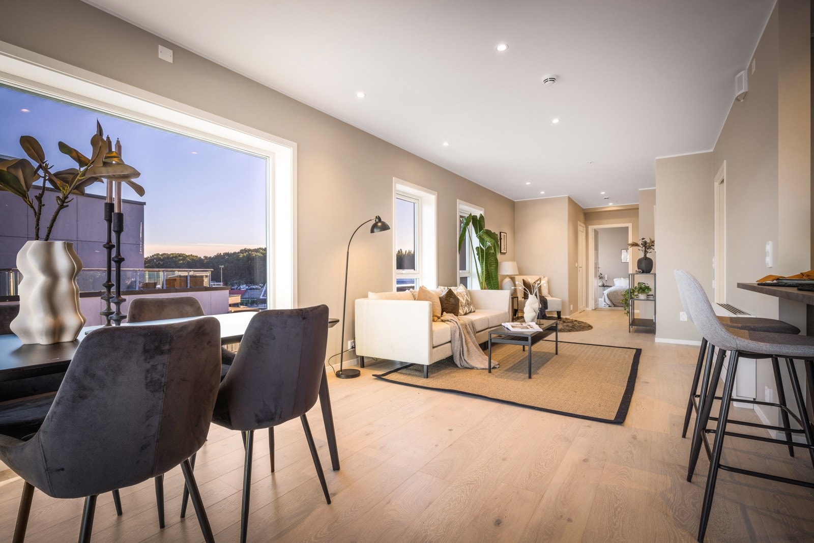 - Stuen som holder 2,55 cm under taket er malt i delikate toner som komplimenterer den lyse parketten - Galleribilde