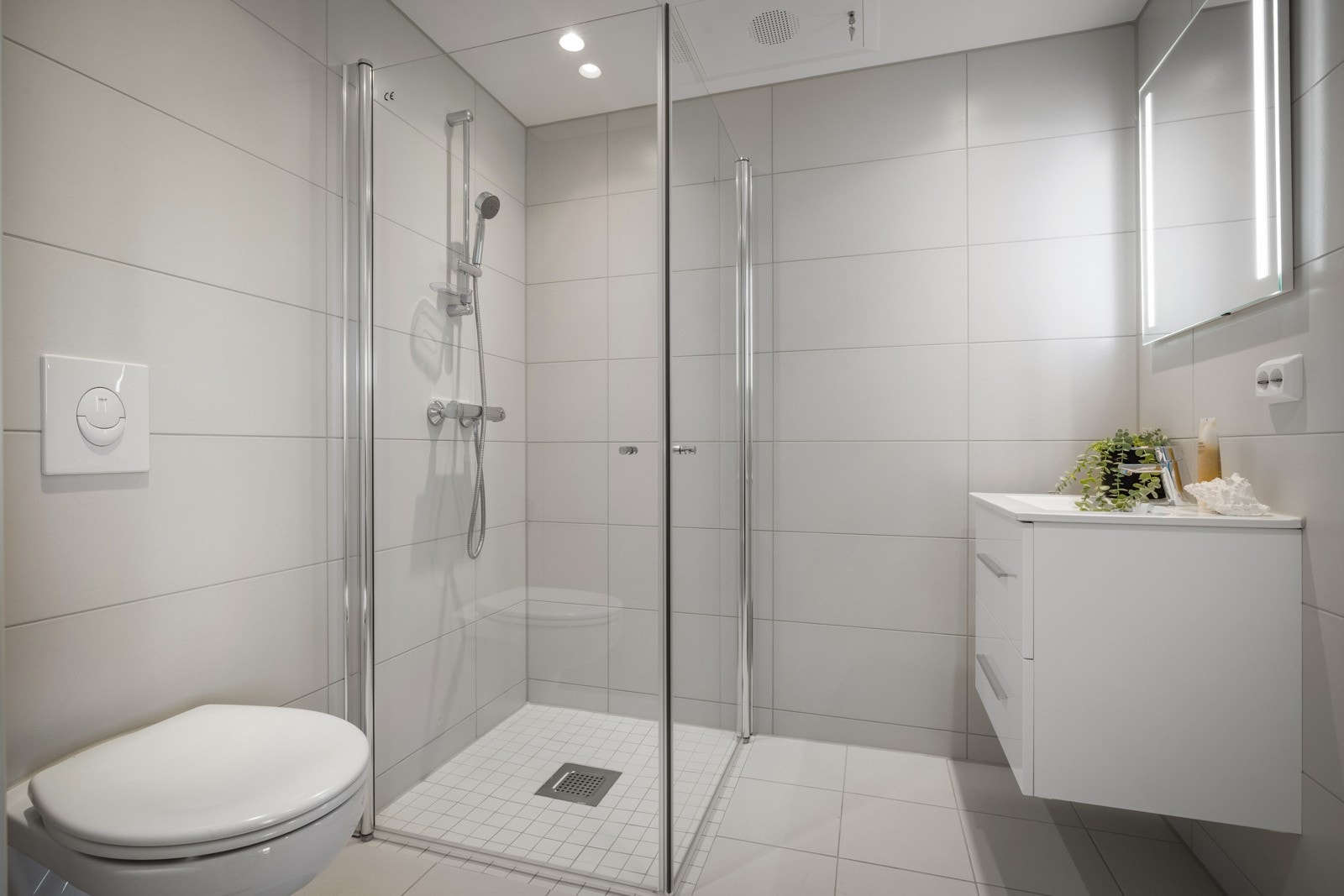 - Privat baderom, tilknyttet hovedsoverommet i en delikat gråtone med varme i gulv og downlights i himling - Galleribilde