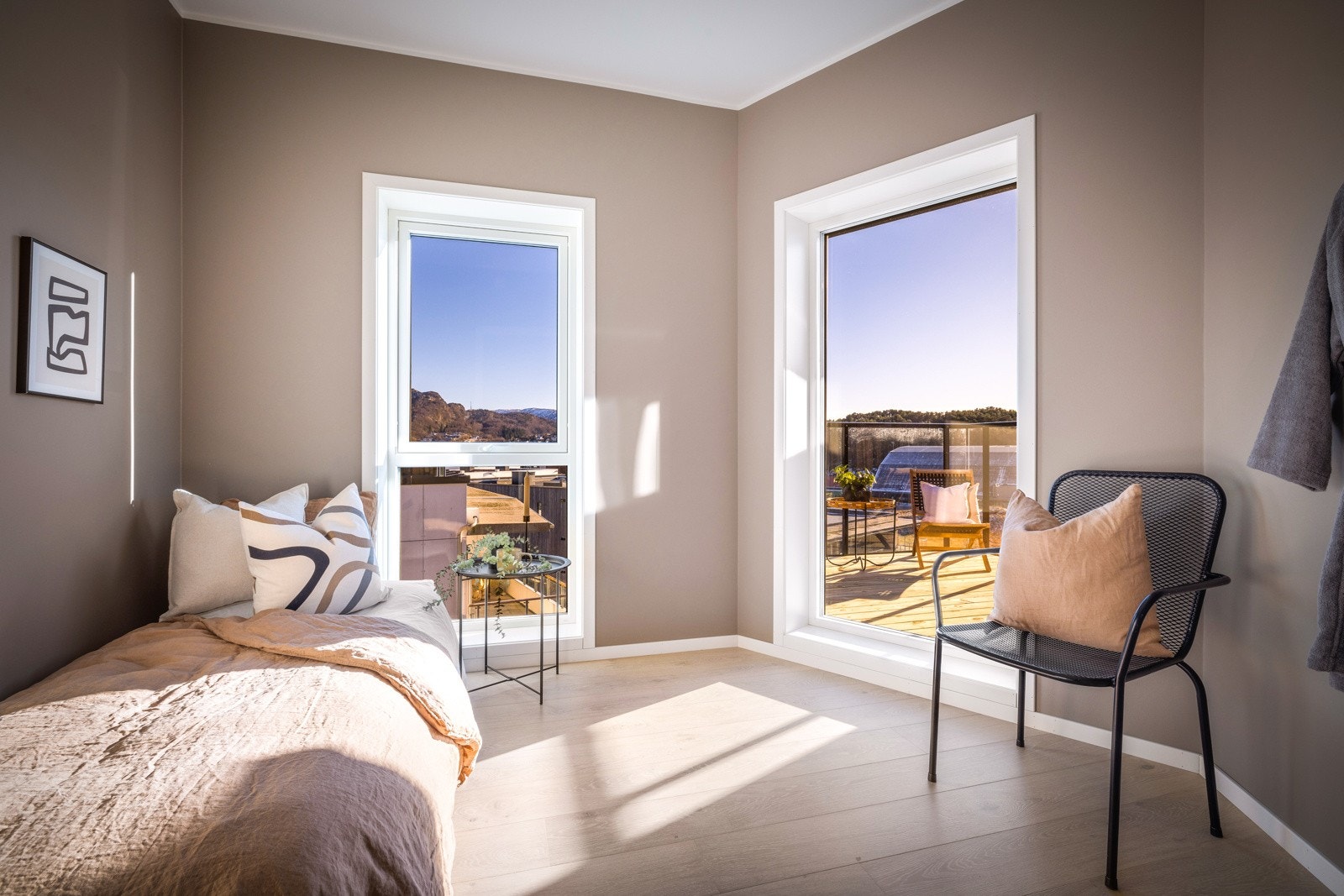 - Har du ikke behov for 3 soverom, kan dette fint innredes som hjemmekontor eller bibliotek, rommet er det minste av 3 og holder 7 m2 - Galleribilde