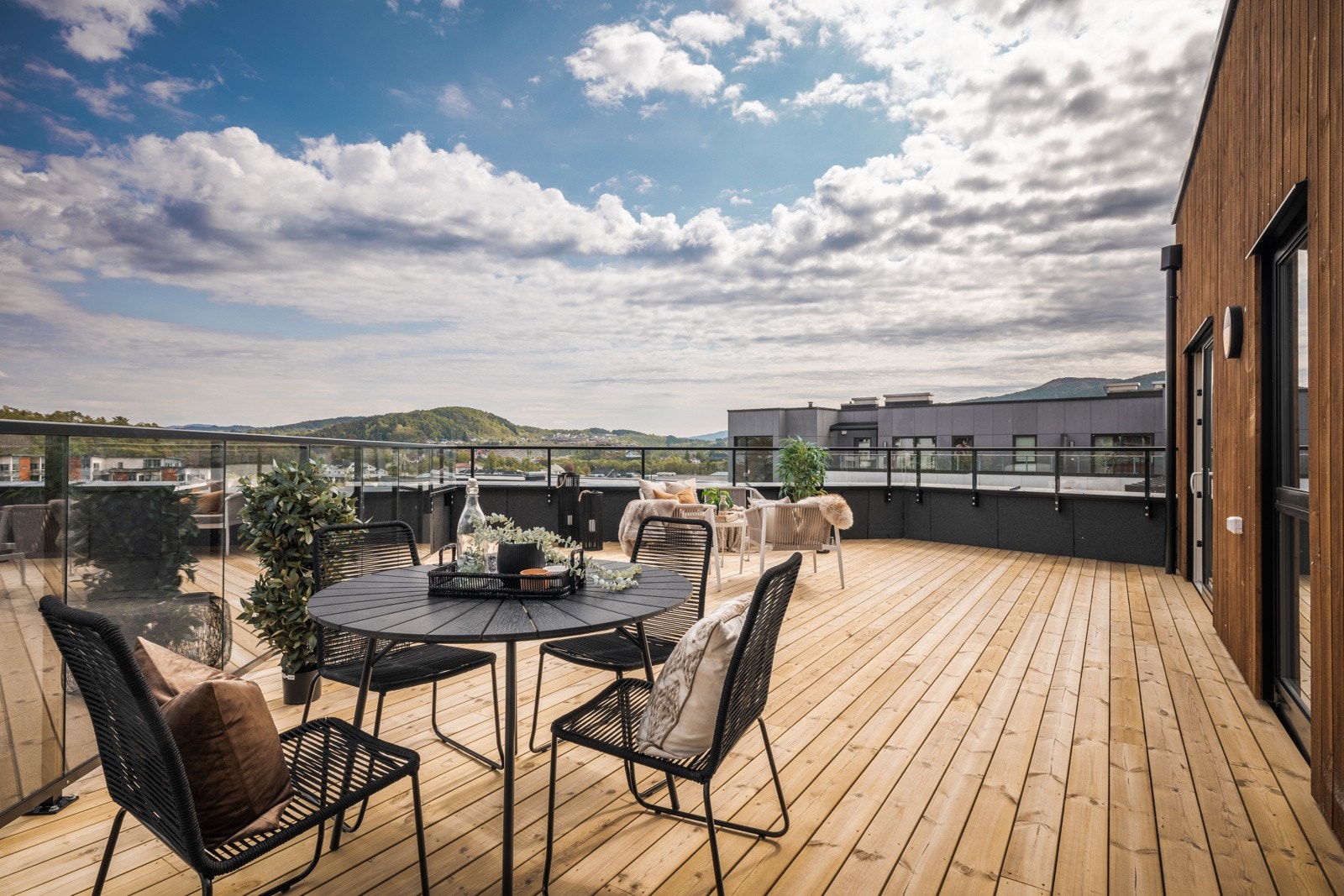 - Miljøet rundt er vakkert, solforholdene gode og beliggenheten er både sentral og barnevennlig ? Galleribilde