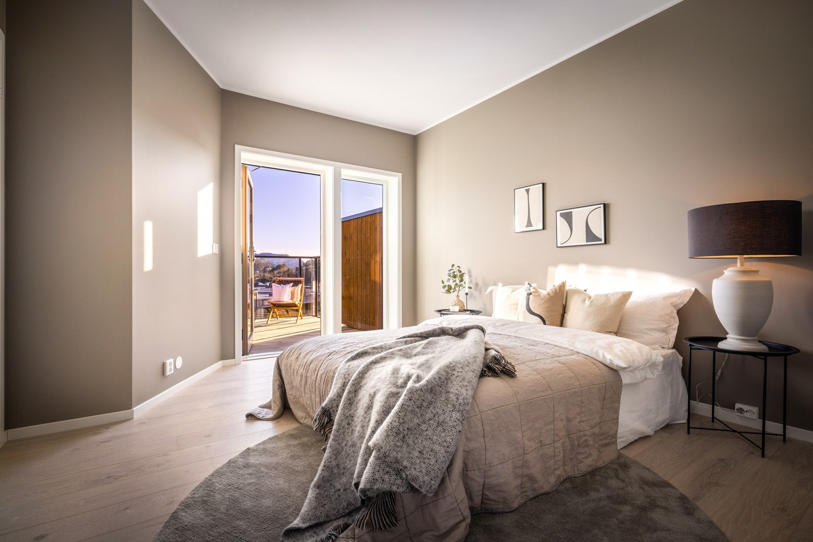 - Her er det god plass til dobbeltseng og tilhørende møblement - Galleribilde