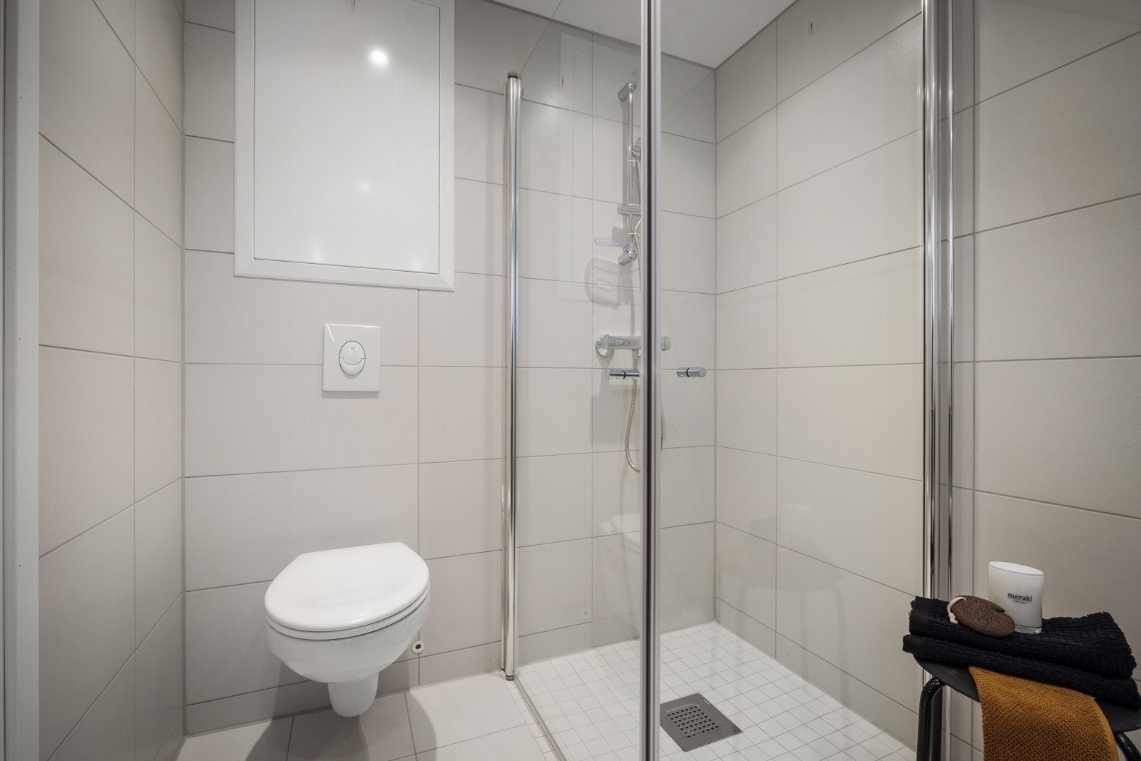 - Gjestebadet er kombinert vaskerom og har opplegg for vaskesøyle - Galleribilde