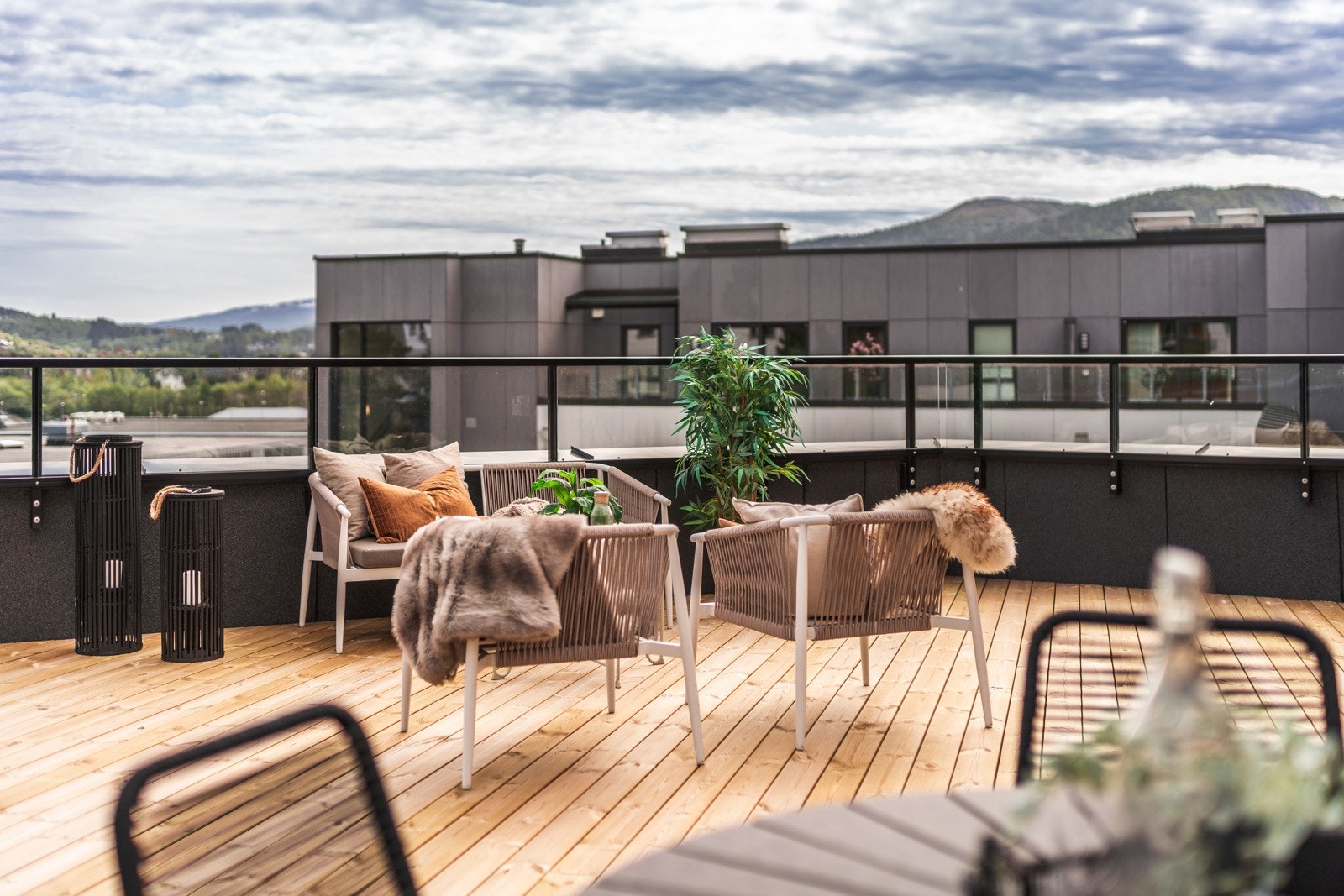 - Utsikten er nydelig og strekker seg vidt med majestetiske fjell i horisonten ? Galleribilde