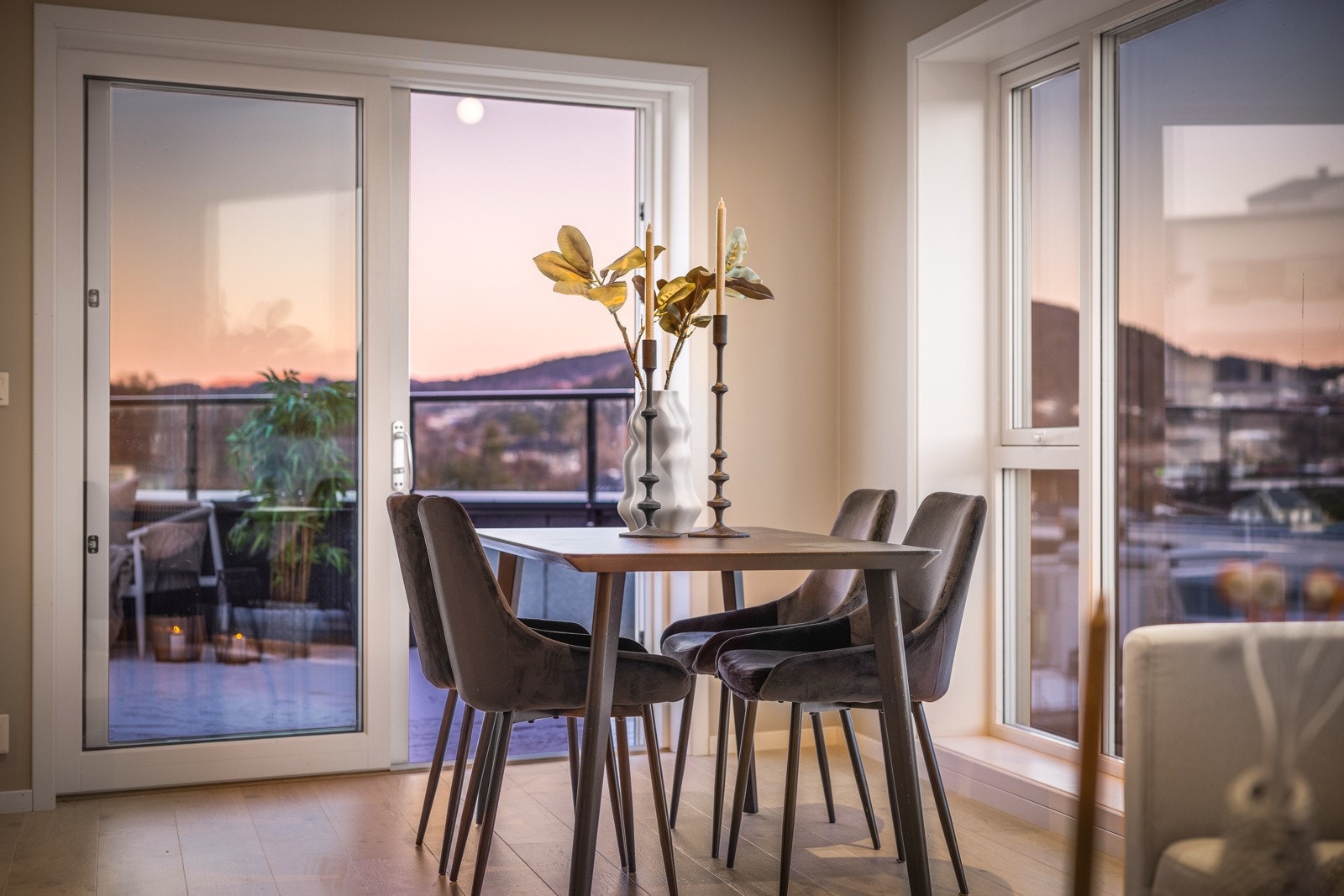 - Store vindusflater gir godt med innslipp av dagslys - Galleribilde