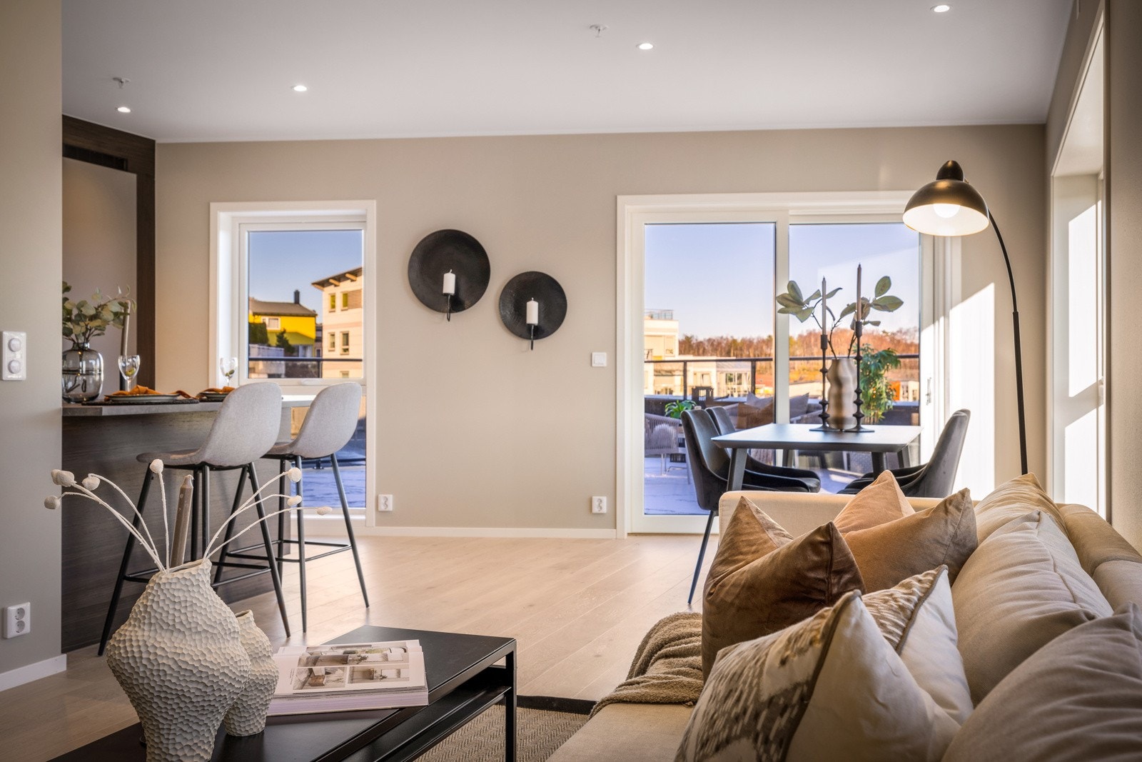 - Romslig stue med en naturlig avdelt kjøkkensone som holder totalt 41 m2 - Galleribilde