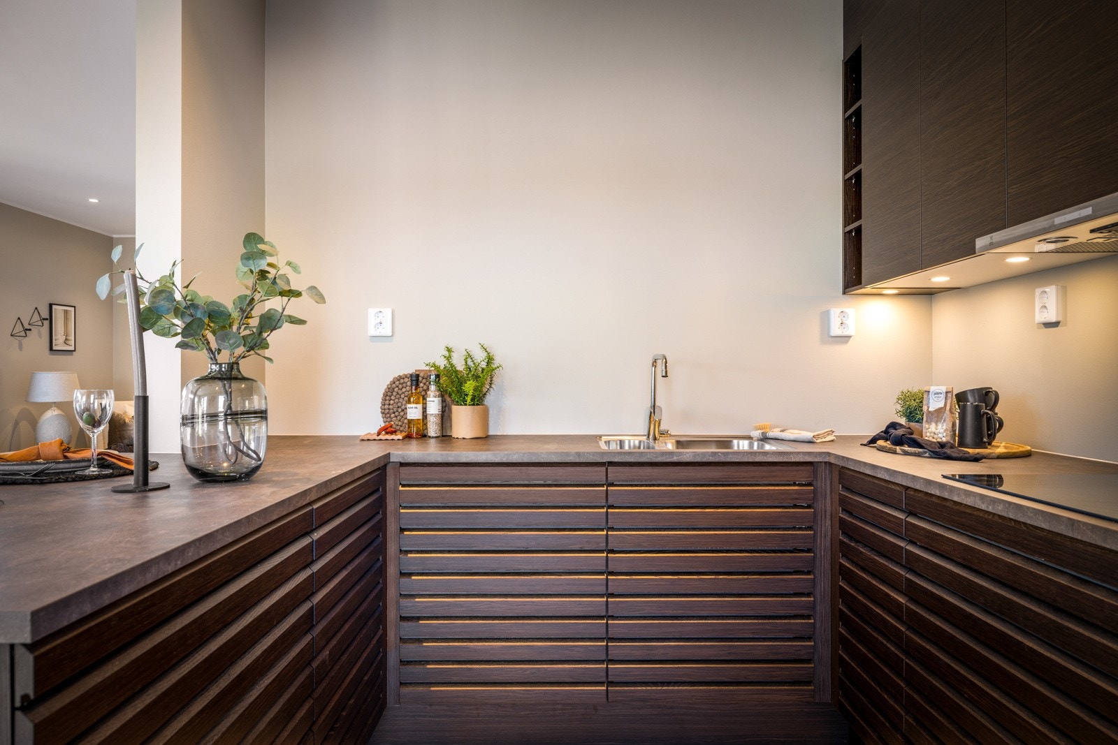 - Her har man gode overflater, påkostet utstyr og rikelig med både skap- og skuffeplass - Galleribilde