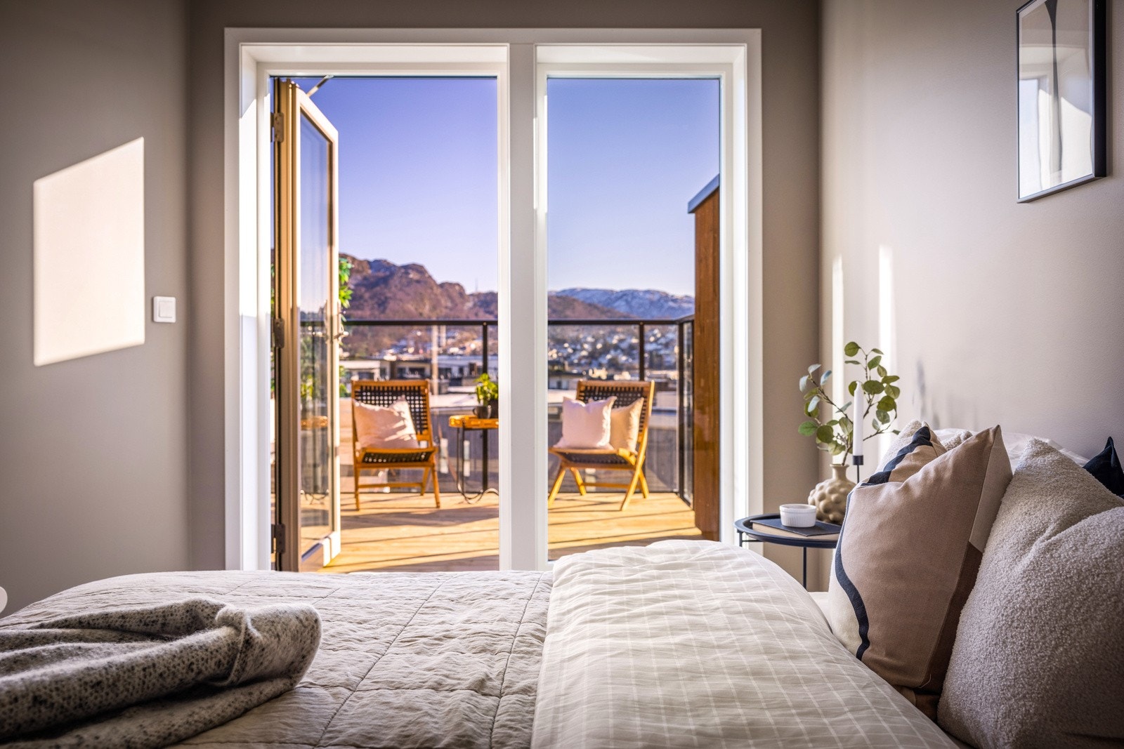 - Fra soverommet har du utgang til en koselig og sørvendt frokostbalkong - Galleribilde