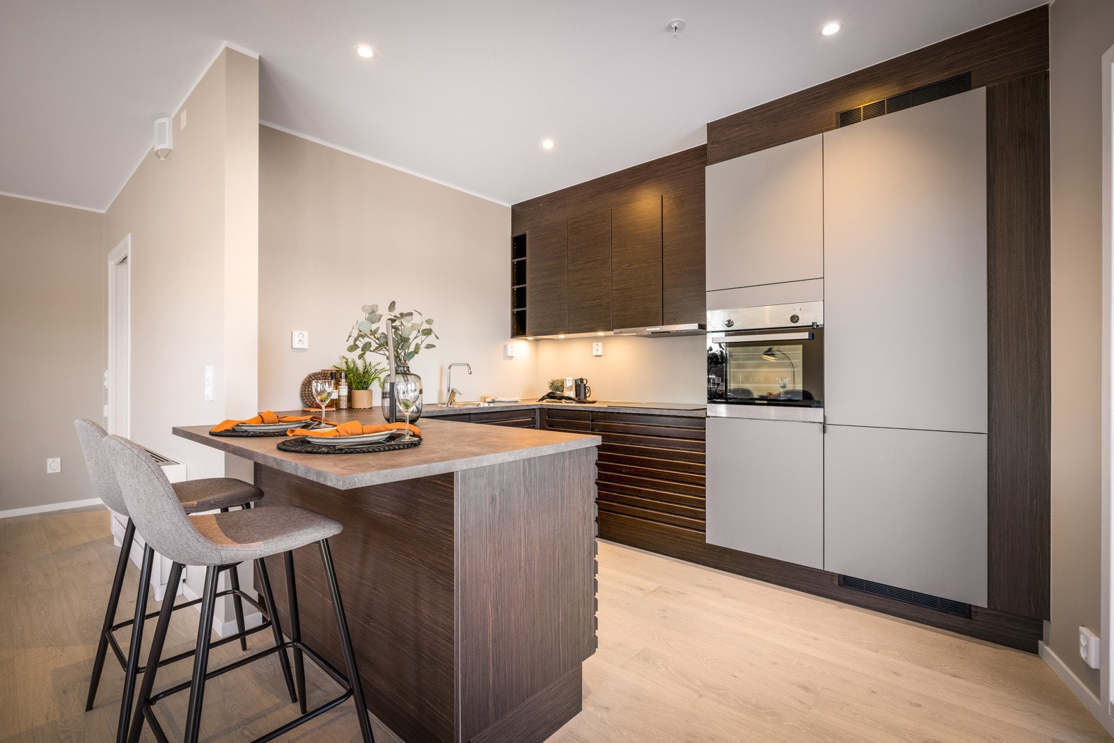 - Komplett levert med komfyr i høyskap, induksjonstopp, oppvaskemaskin og kombiskap kjøl/frys - Galleribilde