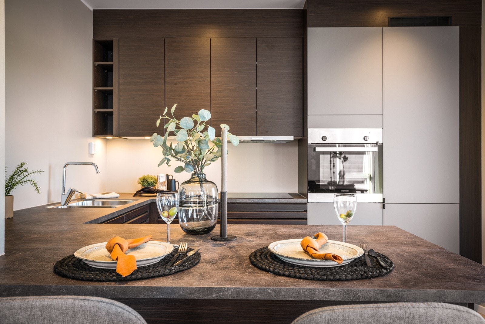 - Kjøkkenet er et vitnesbyrd på dansk designtradisjon og har et harmonisk uttrykk med et vakkert fargespill - Galleribilde