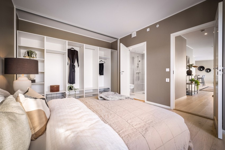 - Hovedsoverommet holder 17 m2 og har et funksjonelt garderobeskap fra HTH - Galleribilde