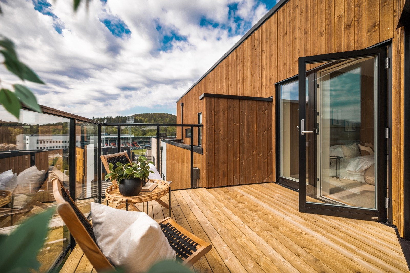 - Den minste balkongen i boligen holder 10 m2 og har utsikt mot idrettsarenaen og Åsane Stadion - Galleribilde