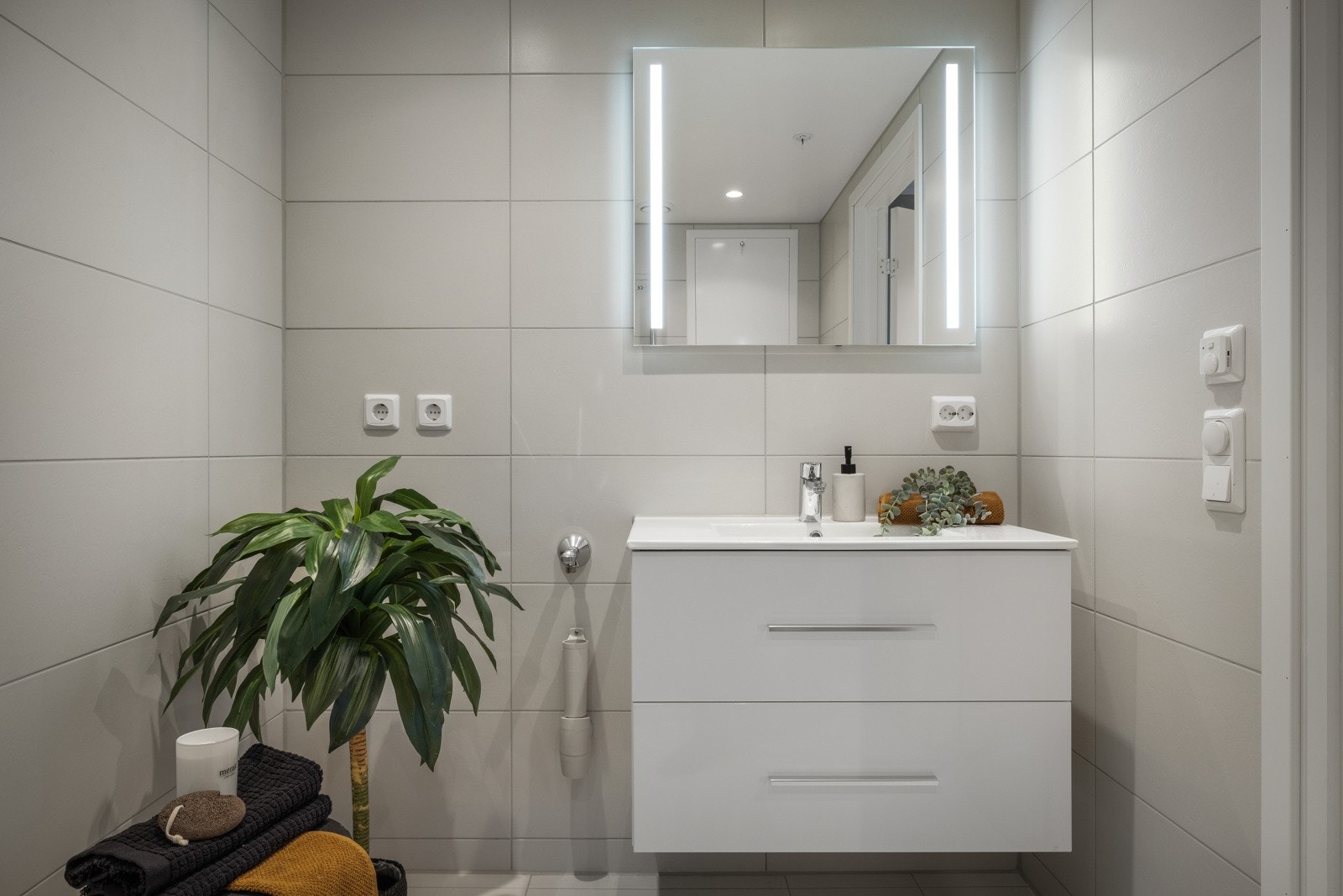 - Gjestebadet er helfliset med fliser i størrelsene 30x60 på vegg, 5x5 i dusj sone og 30x30 på gulv - Galleribilde