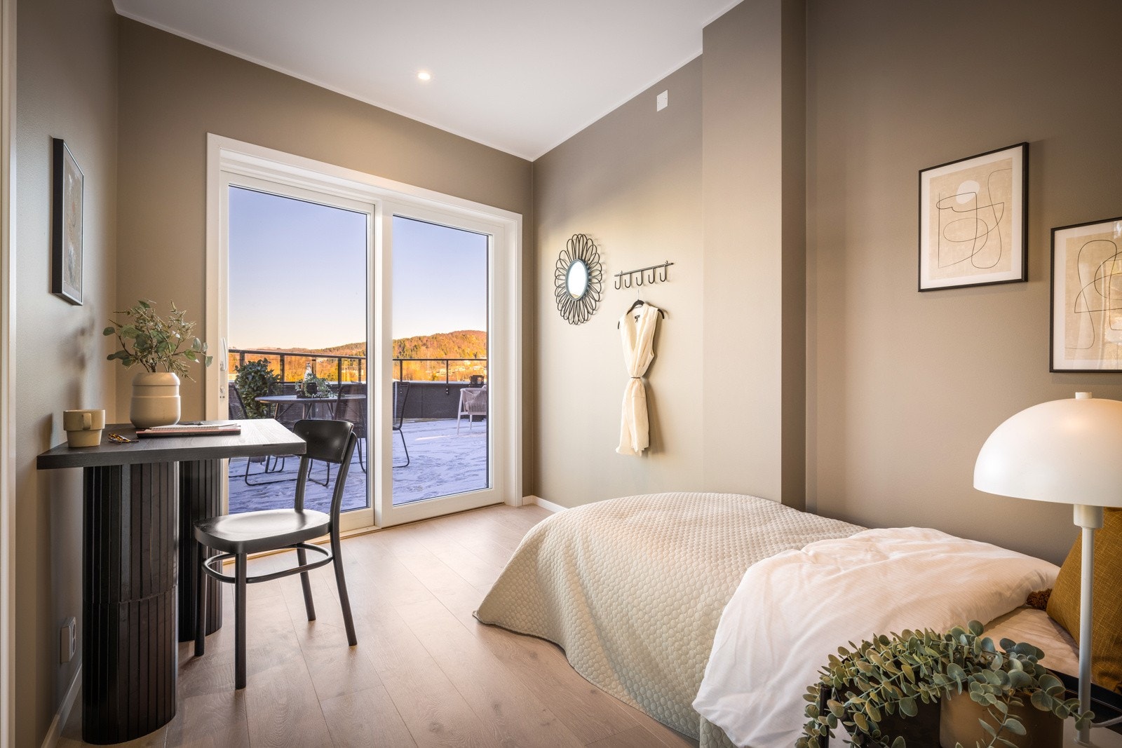 - Boligen har totalt 3 soverom. Dette rom holder 9 m2 og har utsikt mot privat takterrasse - Galleribilde