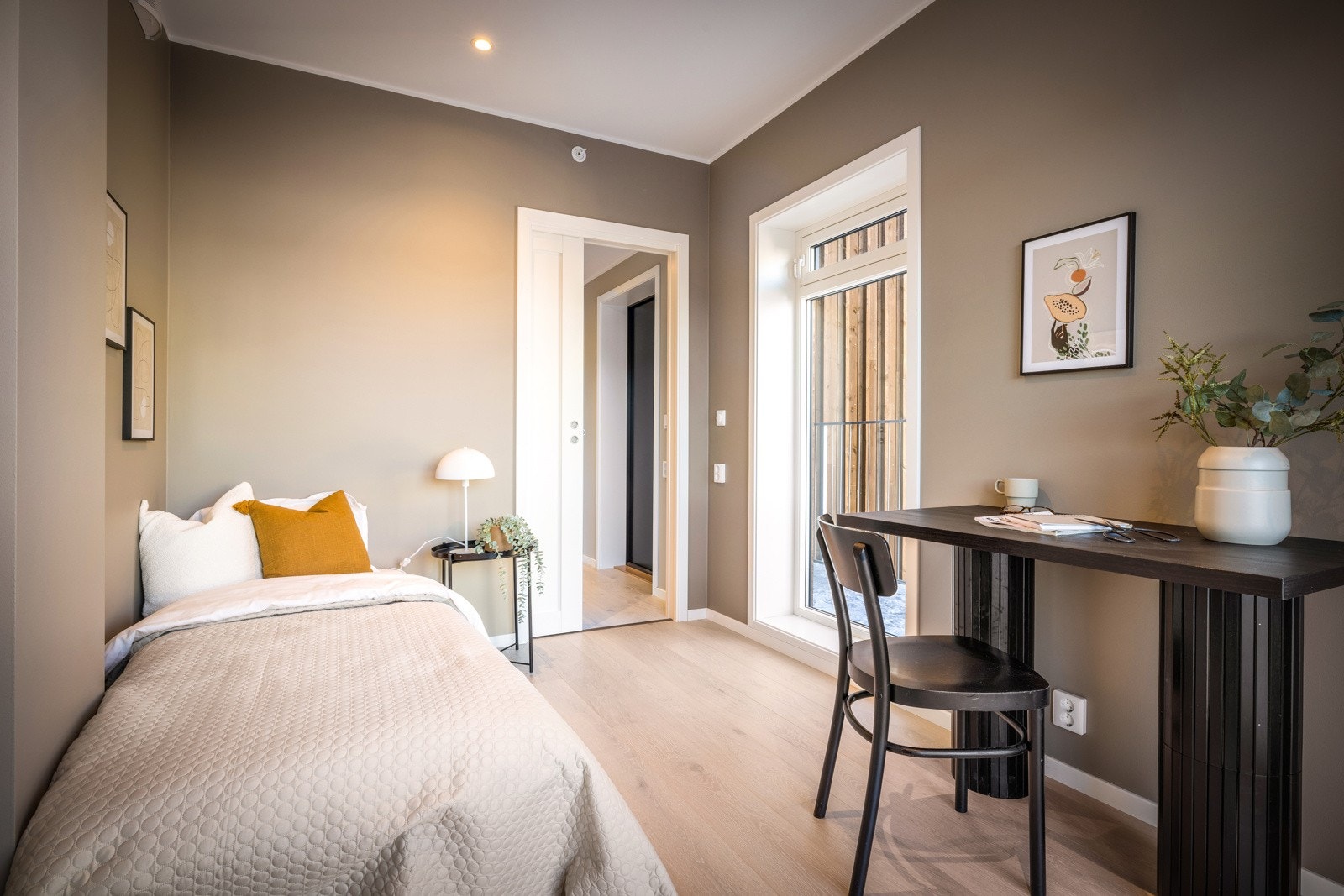 - Rommet som holder en delikat fargetone har plass til enkeltseng og skrivepult - Galleribilde