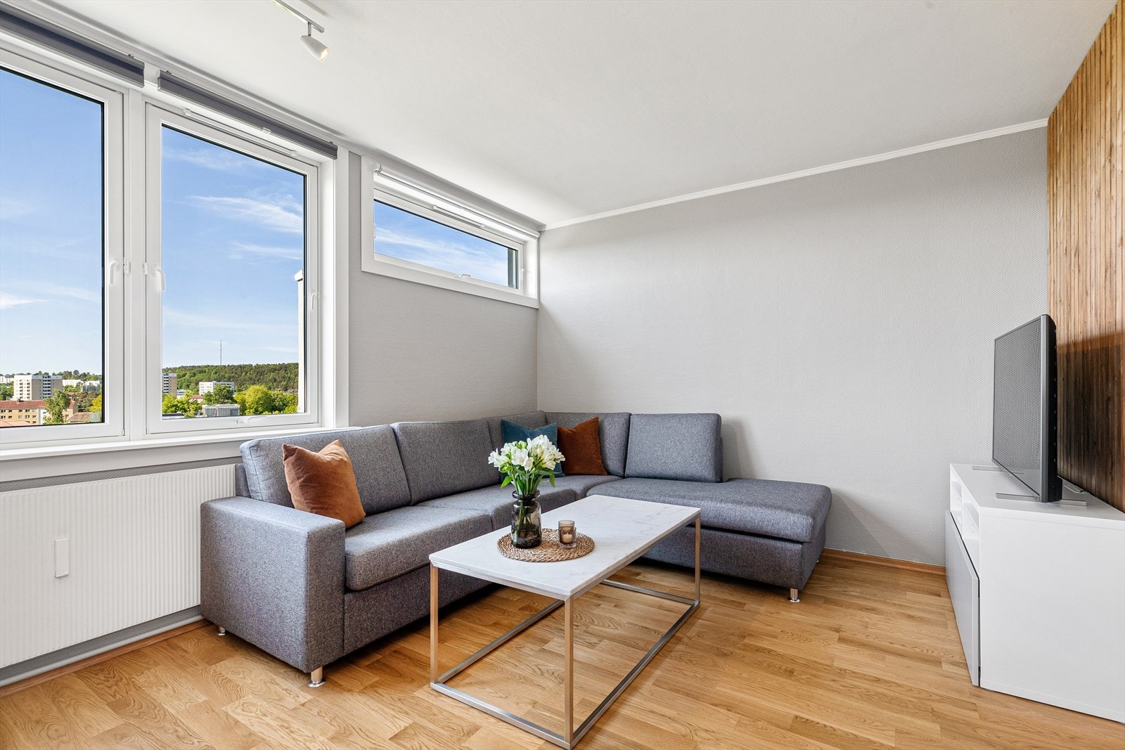 Stuen har god plass for sofa, tv-møblement og spisebord Galleribilde