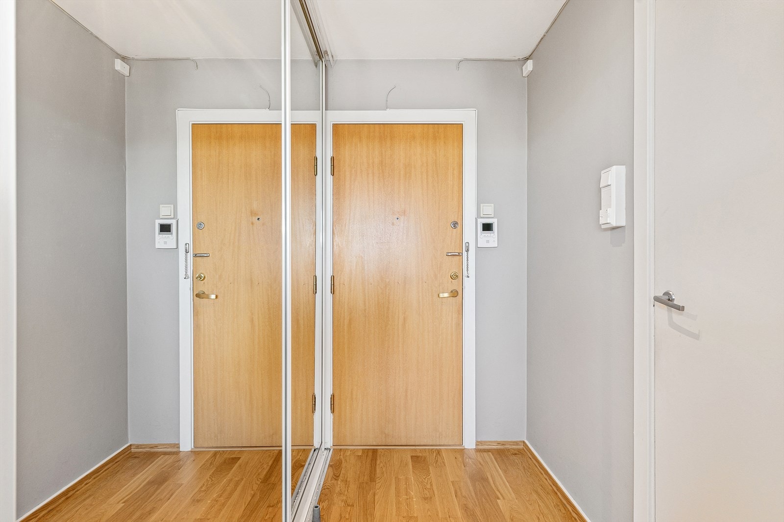 Entré med stor skyvedørsgarderobe med speil Galleribilde