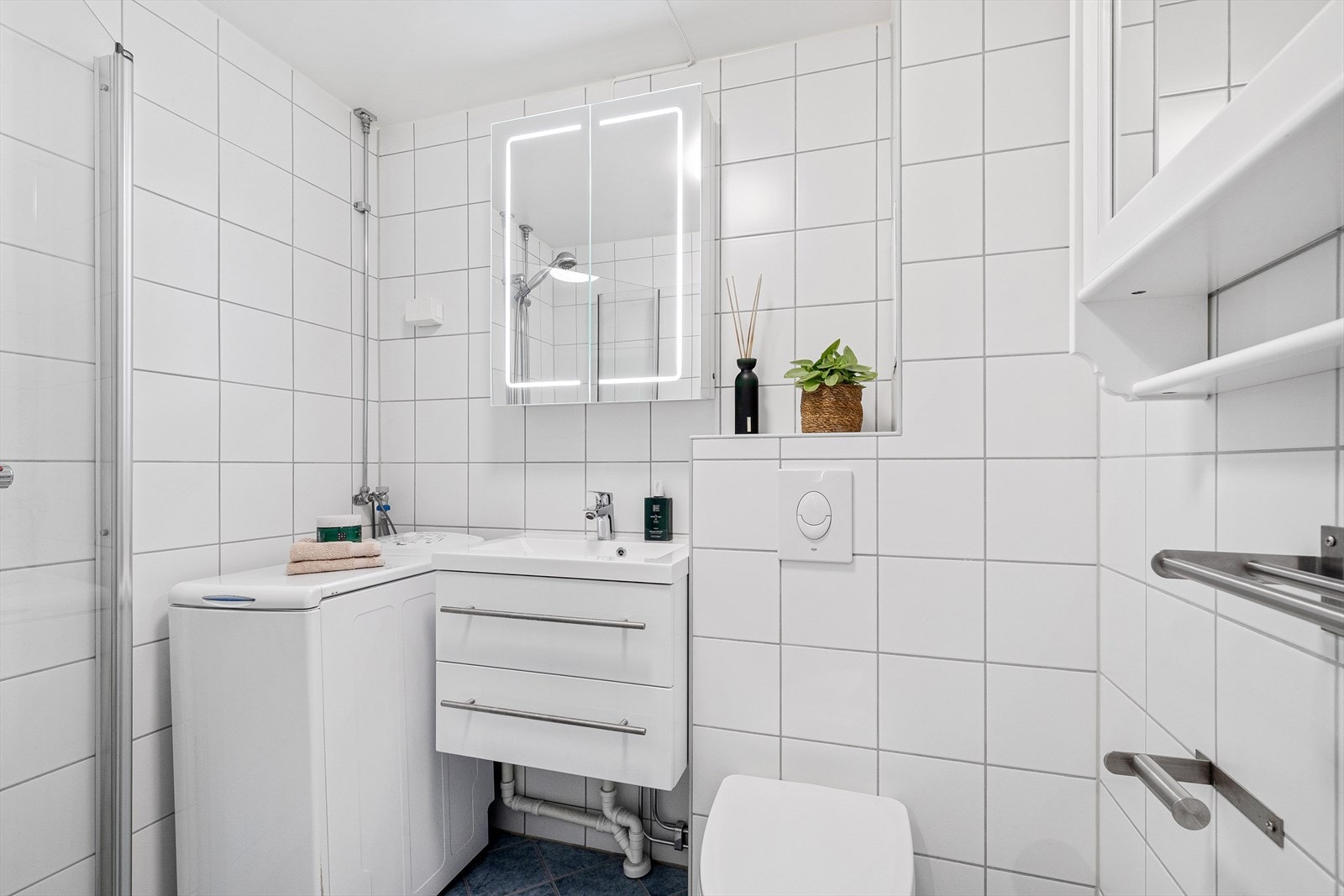 Badet har plass for vaskemaskin(medfølger), nyere speilskap/servant/underskap - praktisk dusj med innfellbare vegger Galleribilde