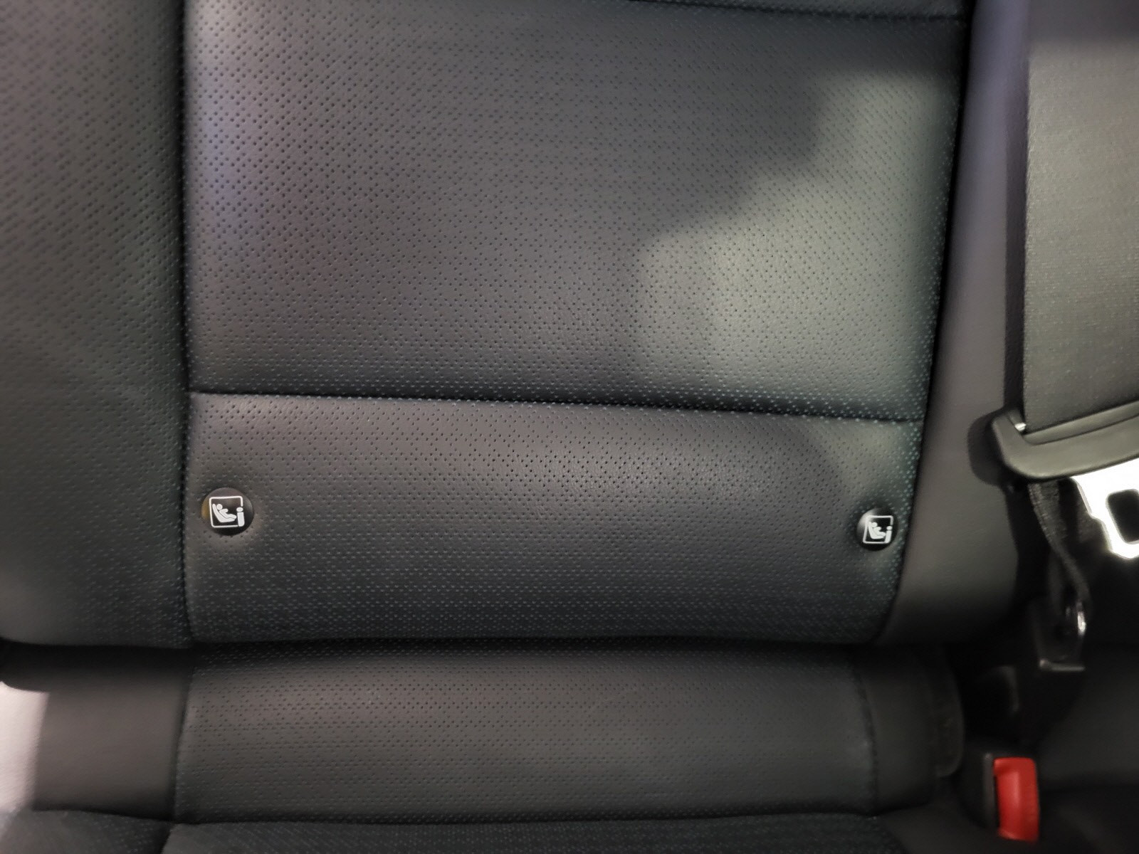 2 Isofix fester i baksetet