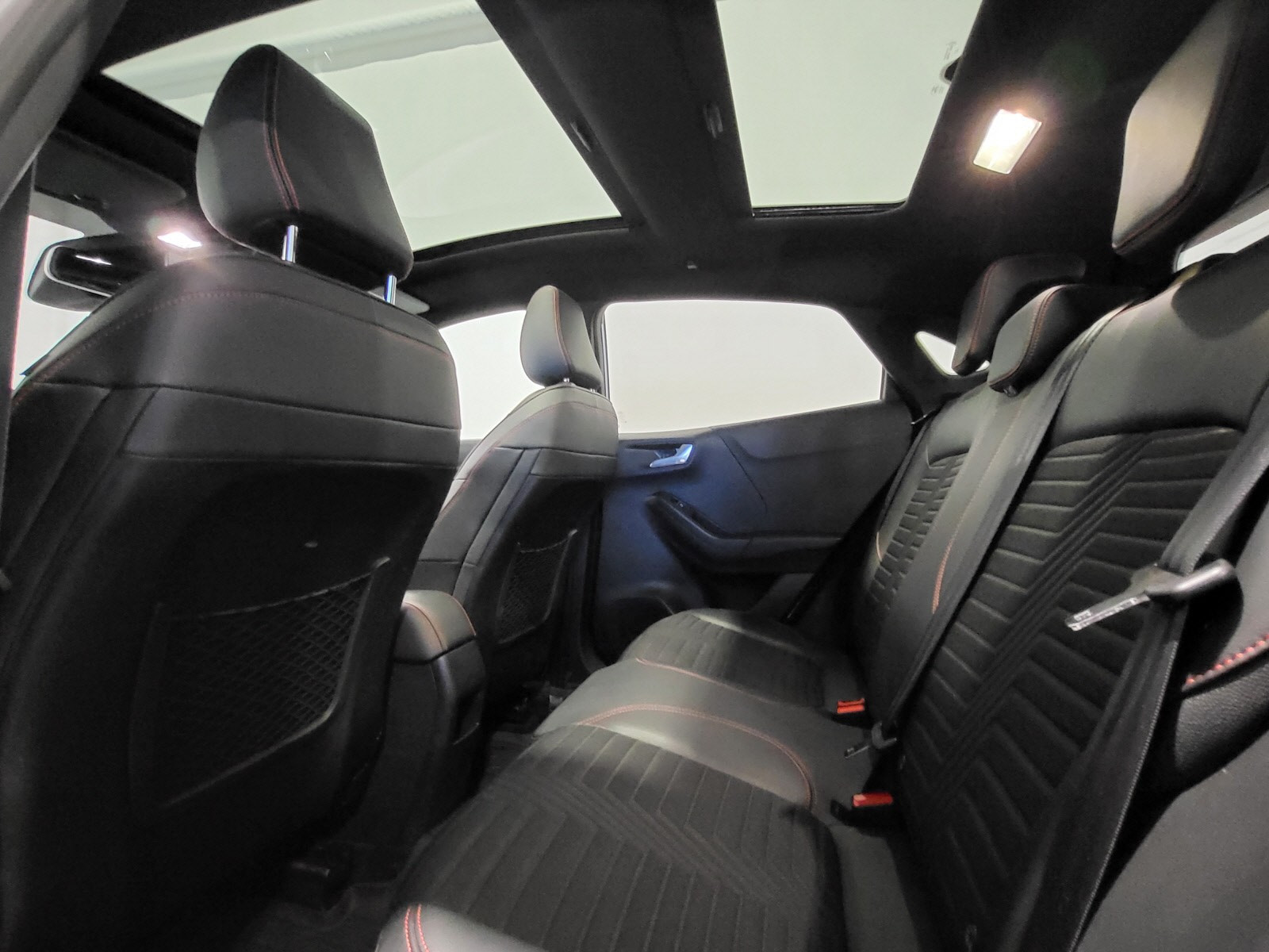 God plass i baksete, panoramatak gir mye lys inn i bilen og gjør turen til en flott opplevelse.