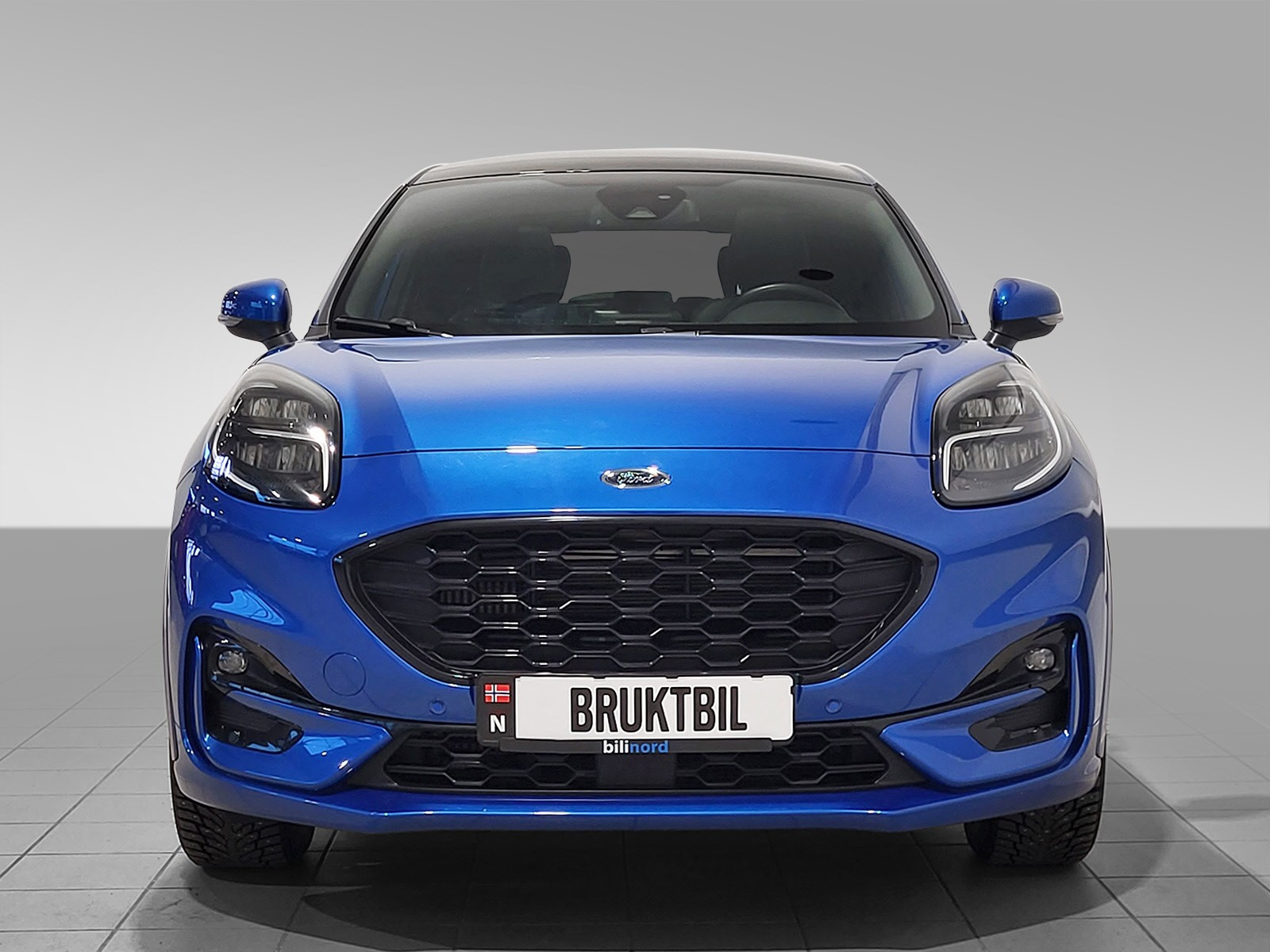 Flott design i front, tåkelys og parkeringssensorer.