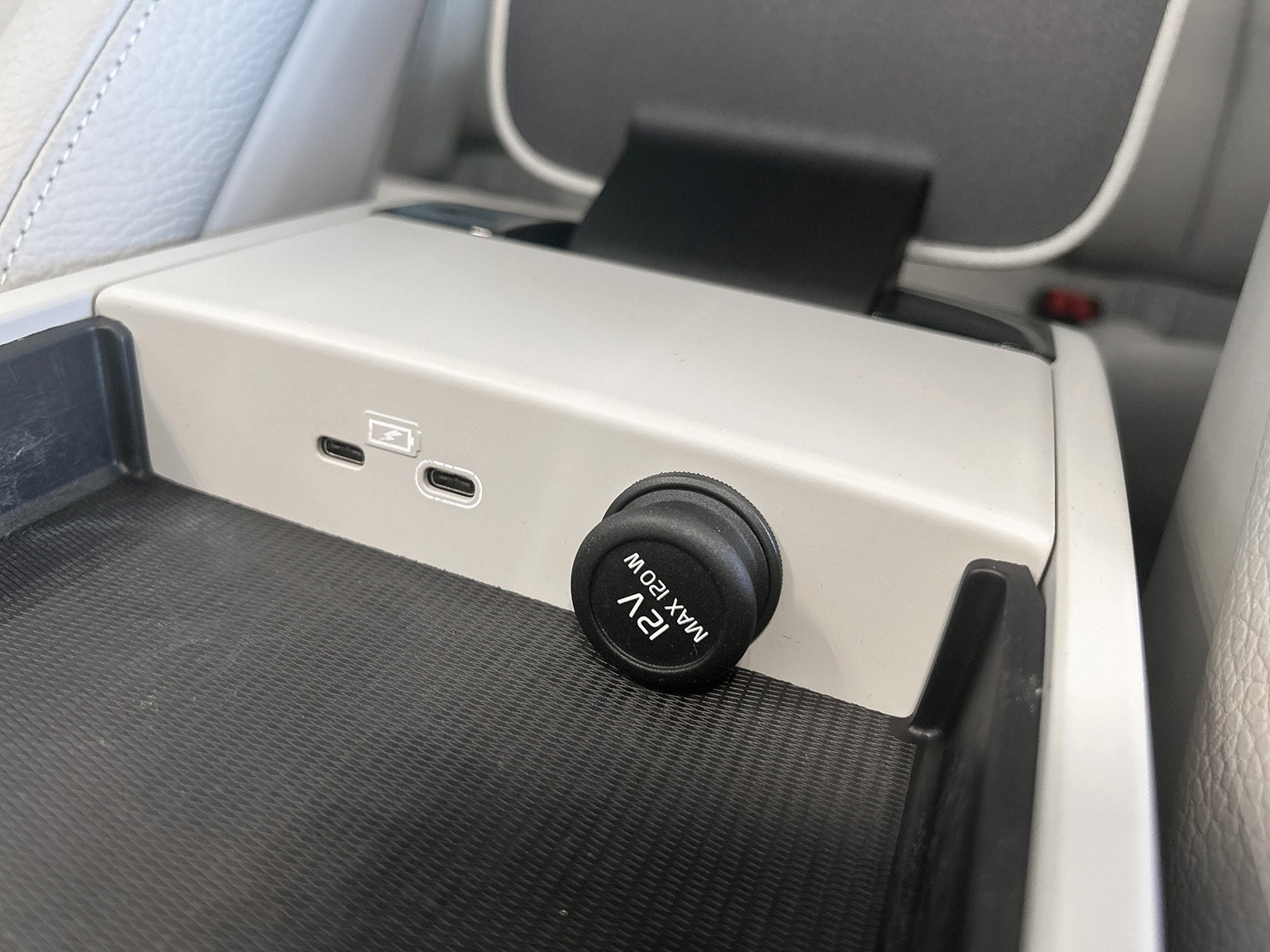 Utak for ladding og 12V