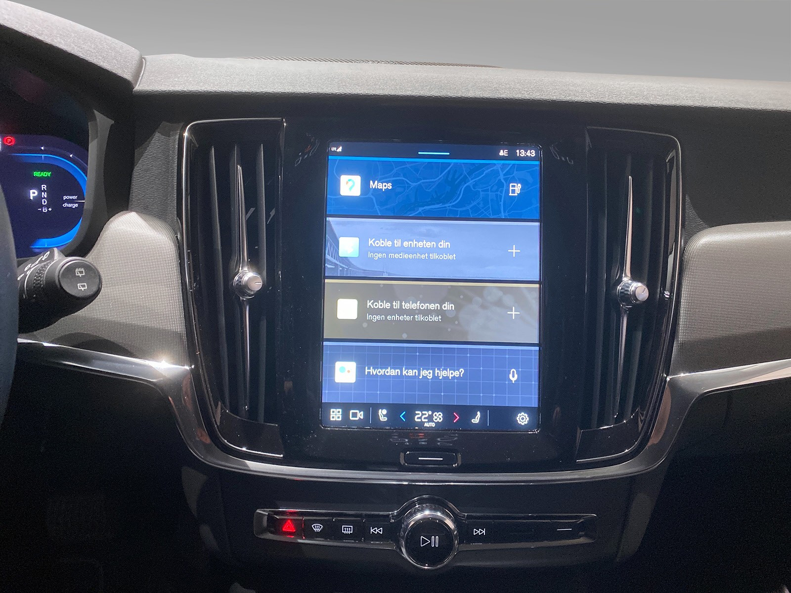 Stor oversiktlig touchskjerm - her kan du enkelt betjene alt fra radio til bilens kjøreegenskaper.