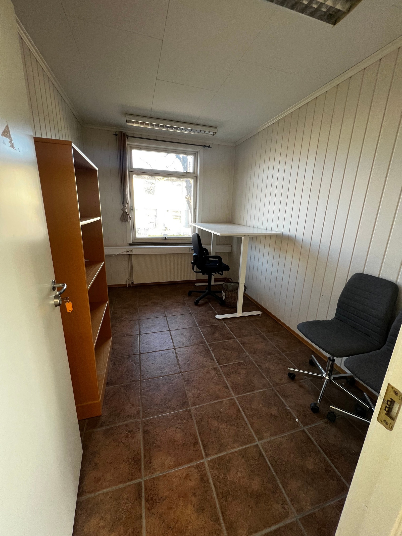 AKSEN E: KONTOR 11kvm Galleribilde