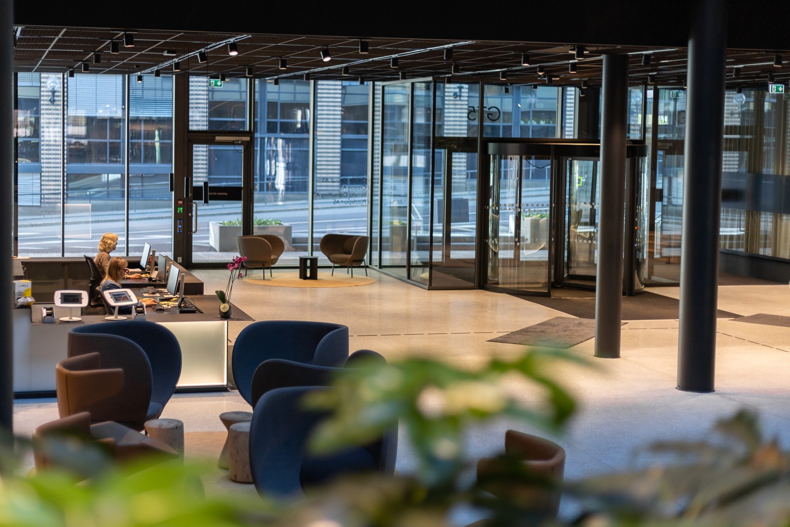 Det første som møter besøkende er et luftig inngangsparti og de imøtekommende resepsjonistene Galleribilde