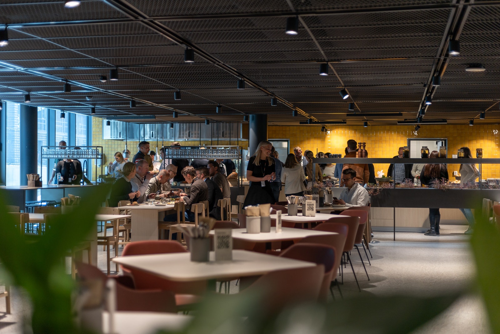 Personalrestauranten tilbyr et godt utvalg av varme og kalde retter i en trivelig atmosfære. Galleribilde