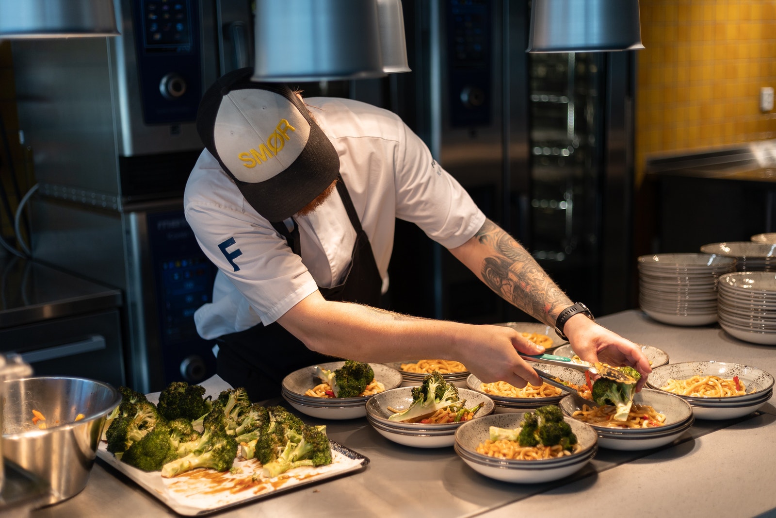 Personalrestauranten tilbyr et godt utvalg av varme og kalde retter i en trivelig atmosfære. Galleribilde