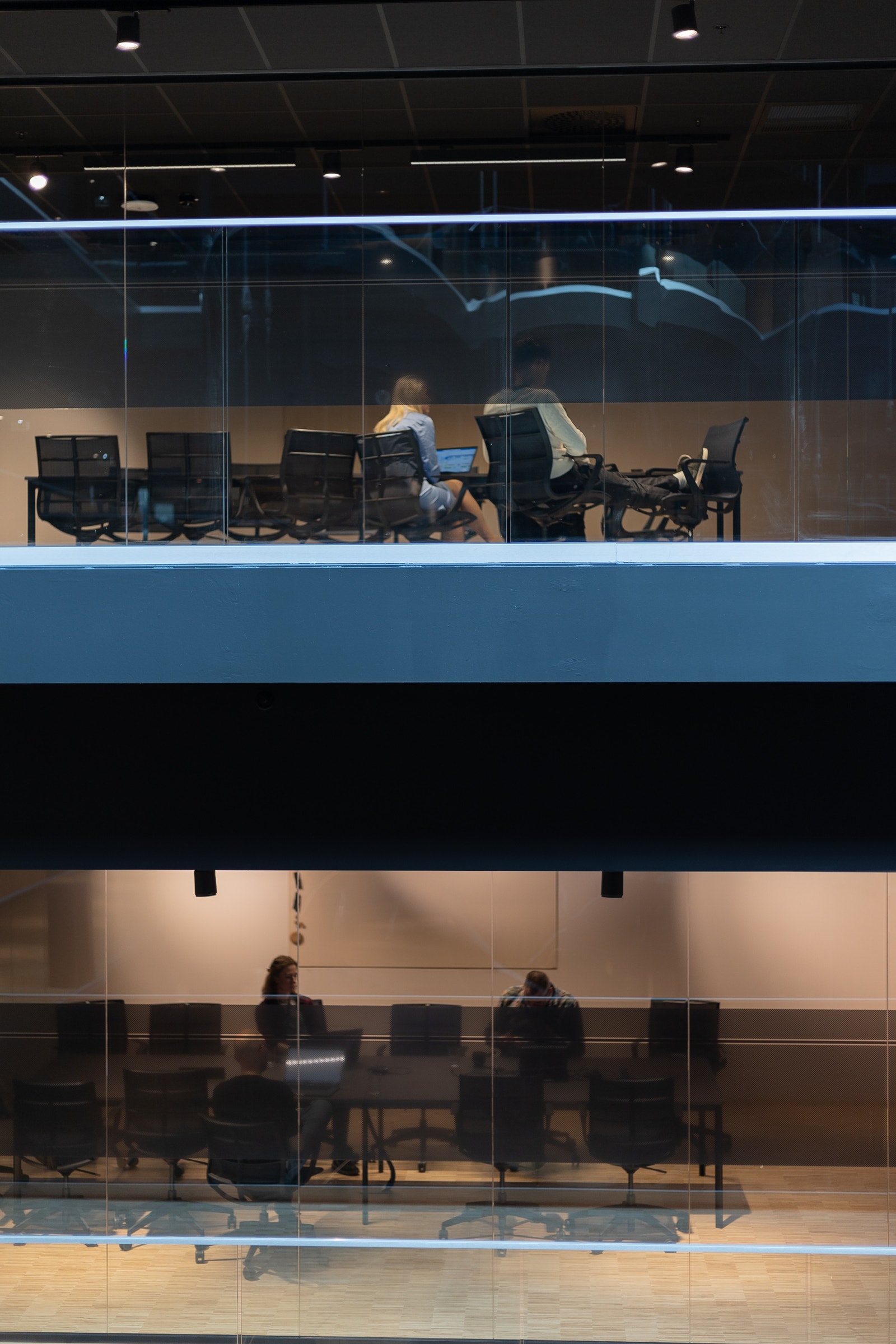 Sosiale soner med kaffemaskin og møterom vender inn mot atriet Galleribilde