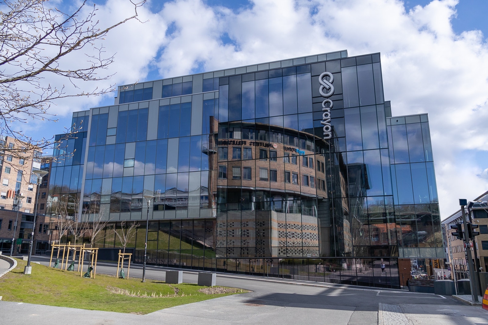 Gullhaug Torg 5 er et lyst og transparent kontorbygg med utstrakt bruk av glass i fasaden. Galleribilde