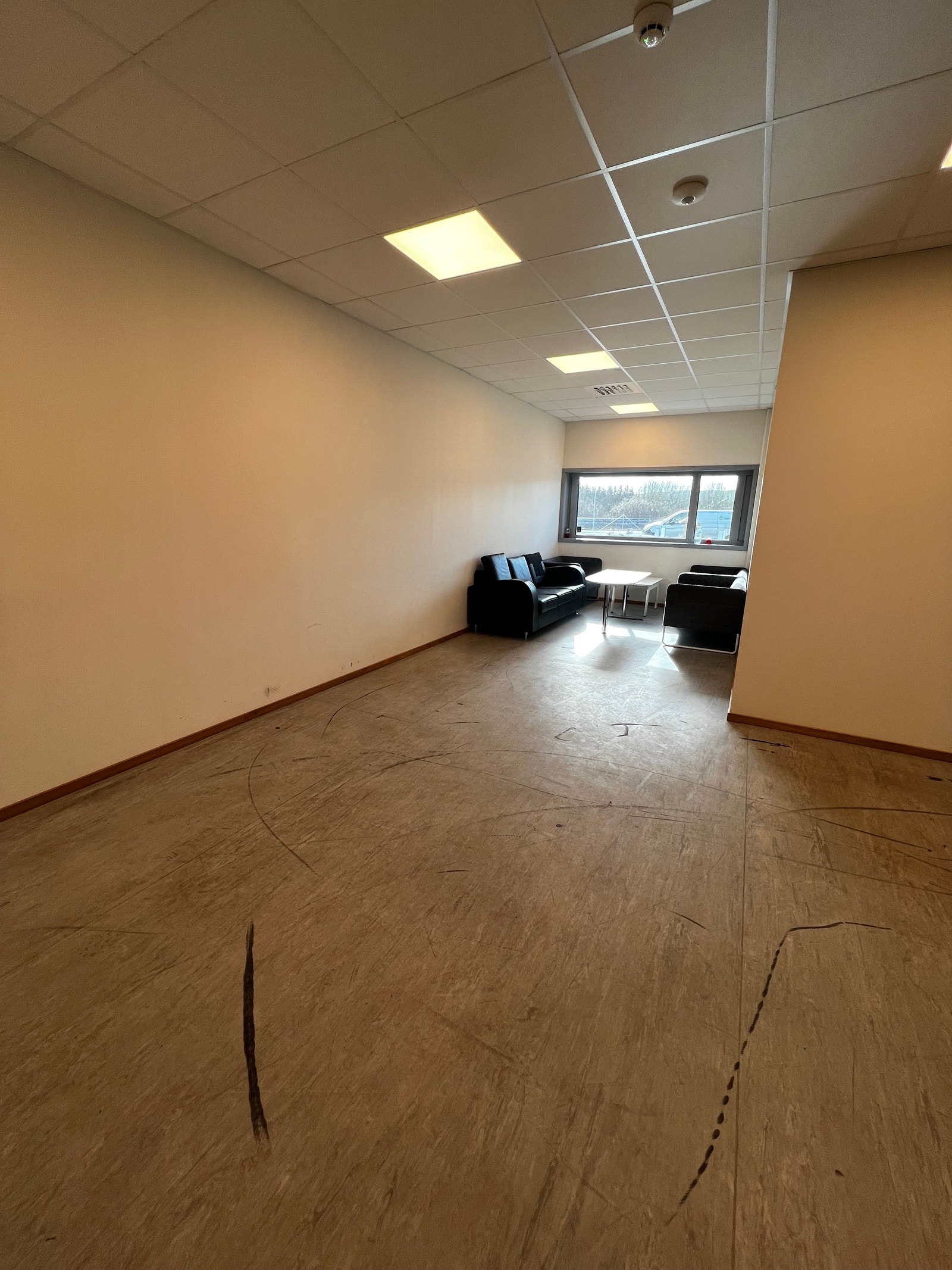 AKSEN A: ADMINISTRAJONS DEL. Kjøkken/sosial sone. Bilde tatt før vask av gulv. Galleribilde