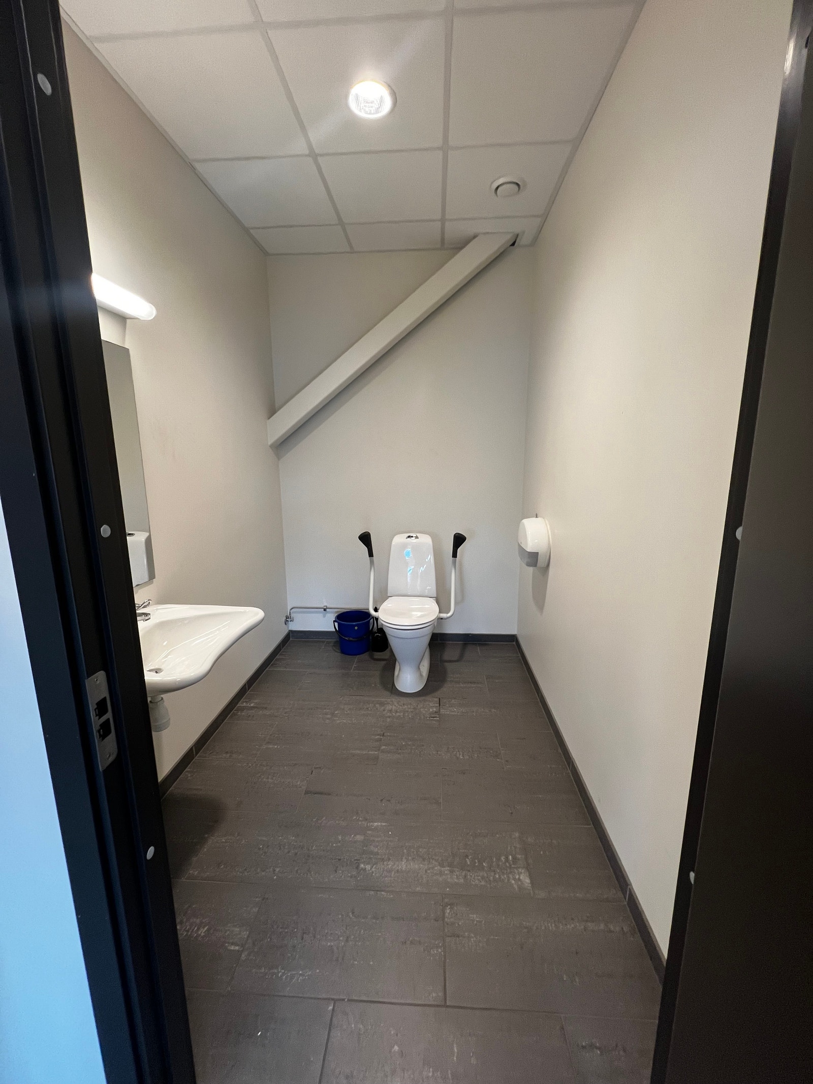 AKSEN A: ADMINISTRAJONS DEL. 1 av 2 like toalett Galleribilde