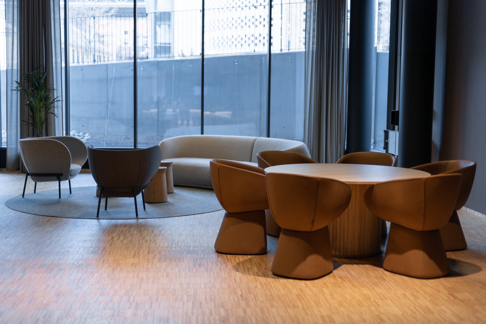 Sosiale soner og møteromssenter i eiendommens førsteetasje Galleribilde