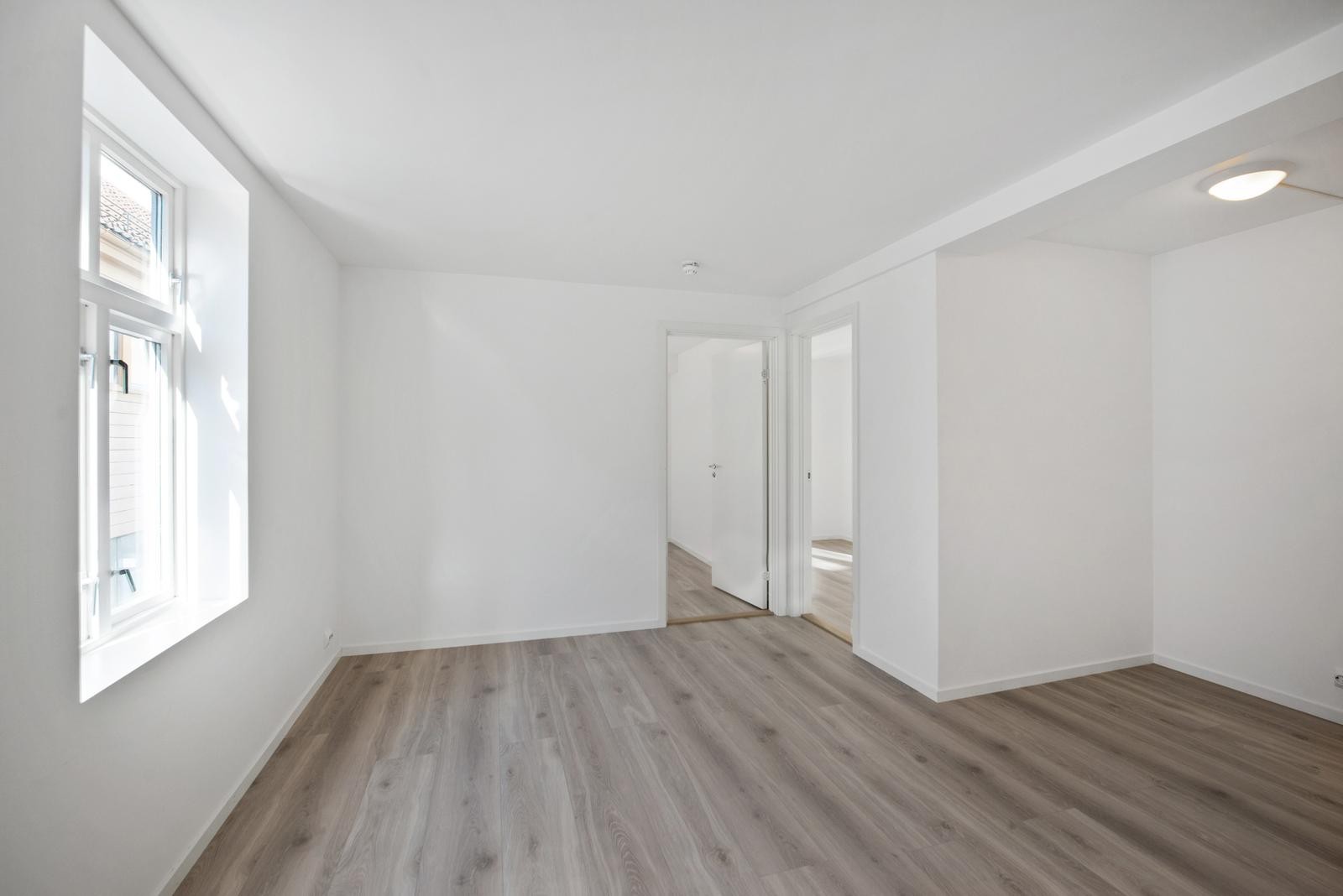 Leilighet 1 i 2 etasje - Stue, 2 soverom og bad/wc. Galleribilde