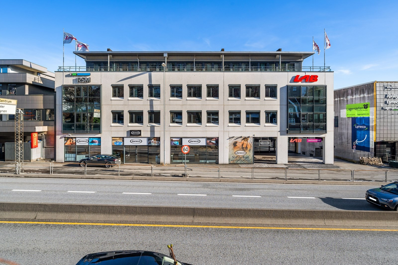 Fasade mot Kanalveien, ca. 150 m fra Bybanestopp. Meget god parkering.