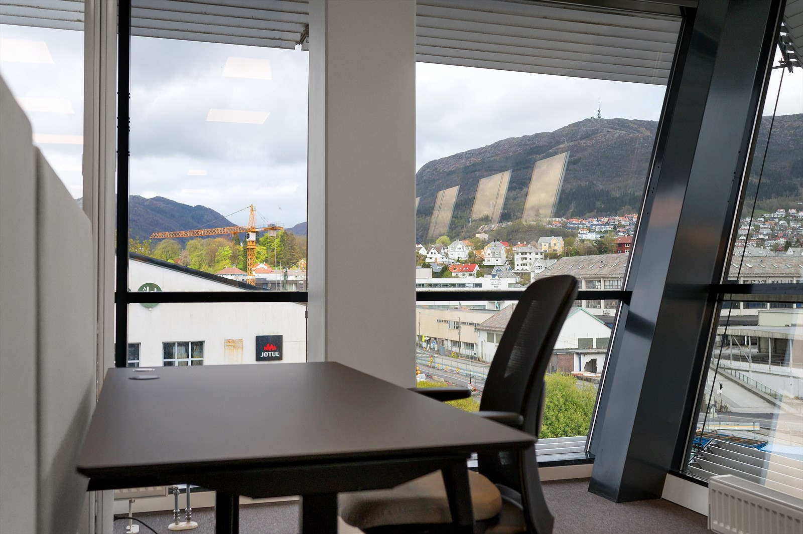Arbeidsplass- bilde hentet fra annen leietaker på bygget