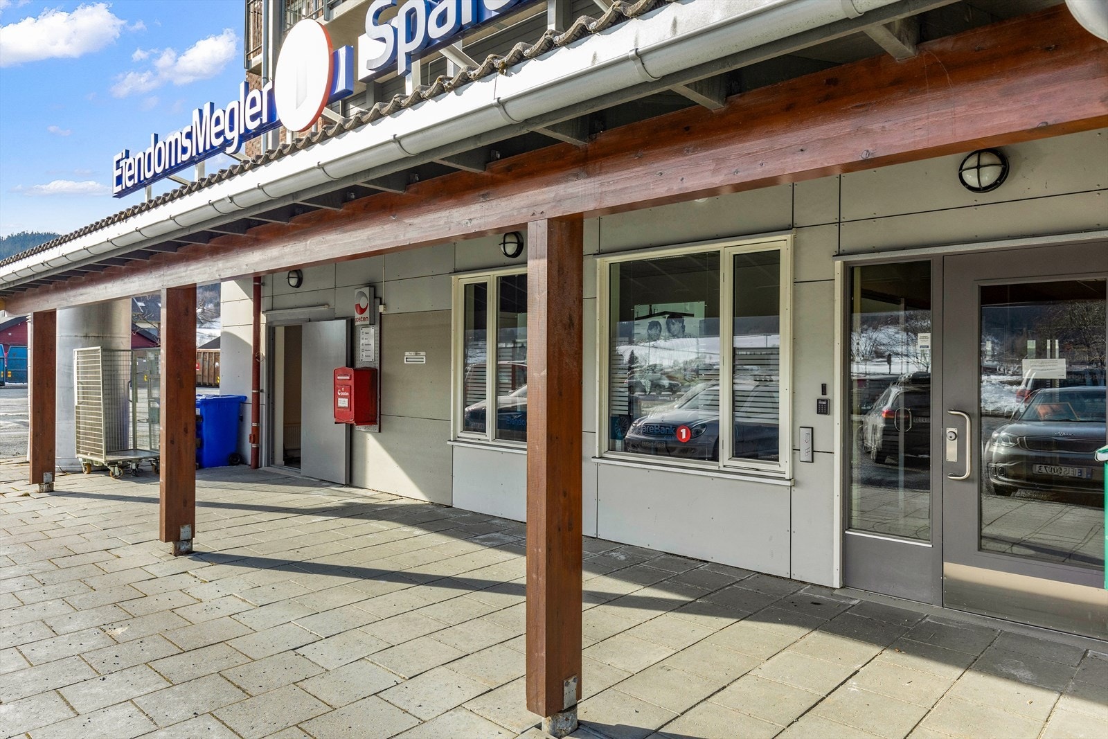Inngangsparti Rådhusvegen 2 og 4. Seksjon 4 nærmest og seksjon 3 på hjørnet. Galleribilde