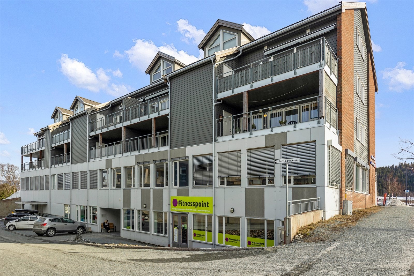 Nedsiden av bygget fra Lenasmannsekrea som viser vindusrekken på hjørneseksjonen og seksjon 4. Galleribilde