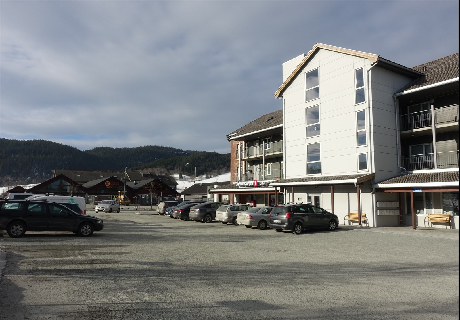 Felles parkering forran bygget Galleribilde