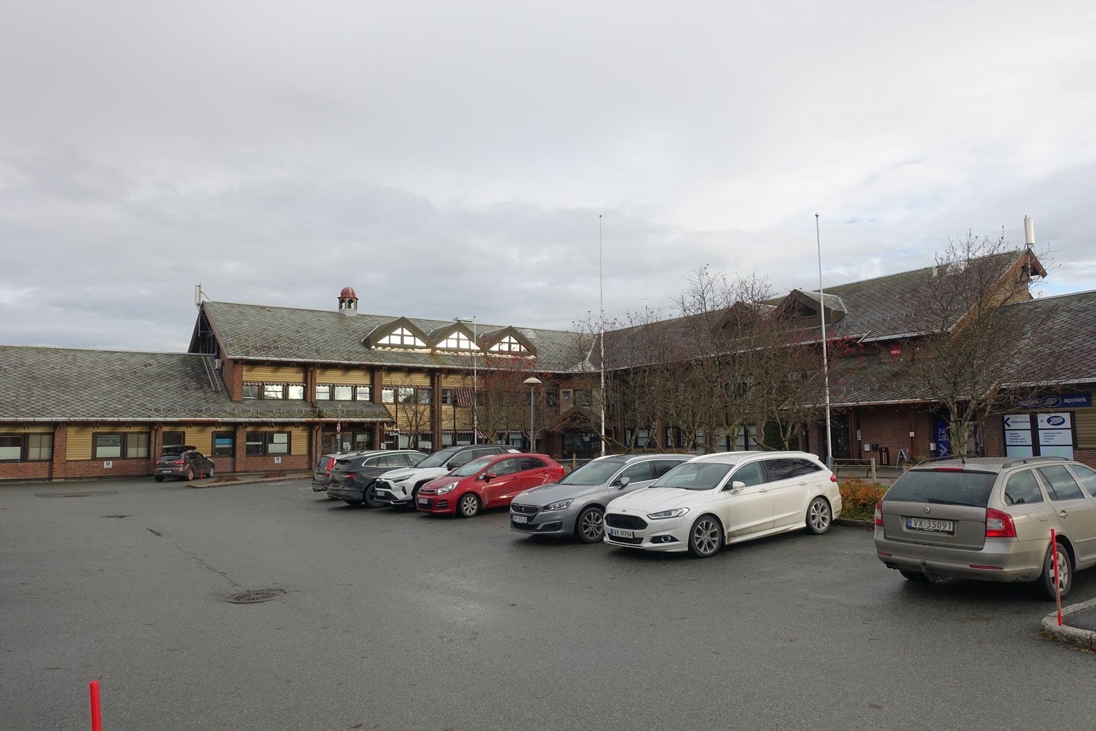 Rådhuset med felles p-plass Galleribilde